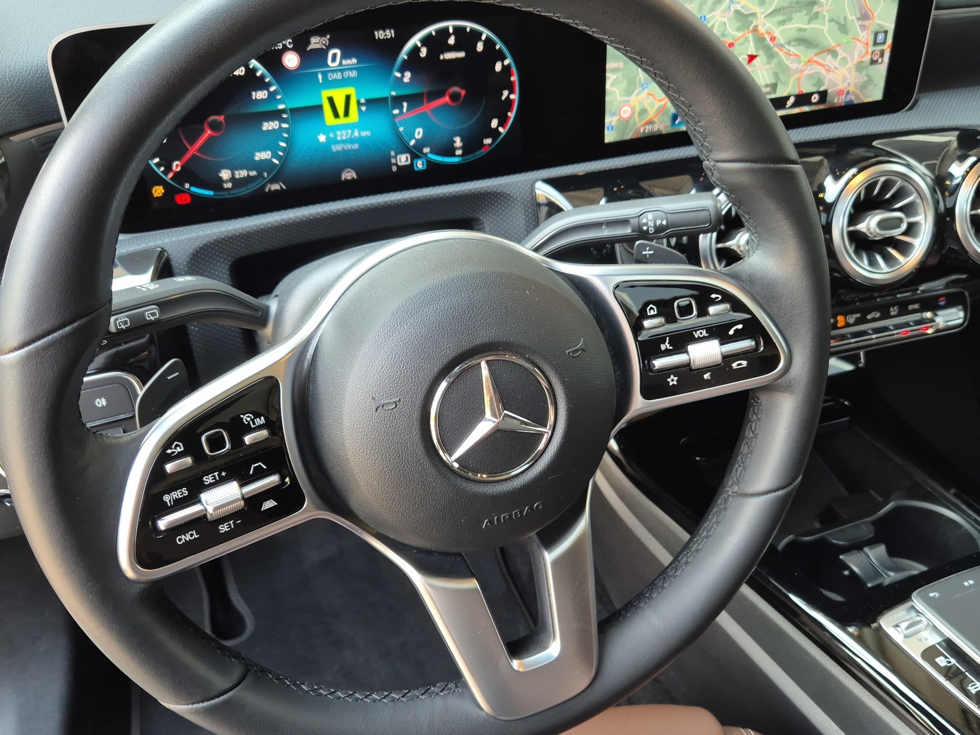 MERCEDES-BENZ A 200 Progressive 7G-DCT-image-12
