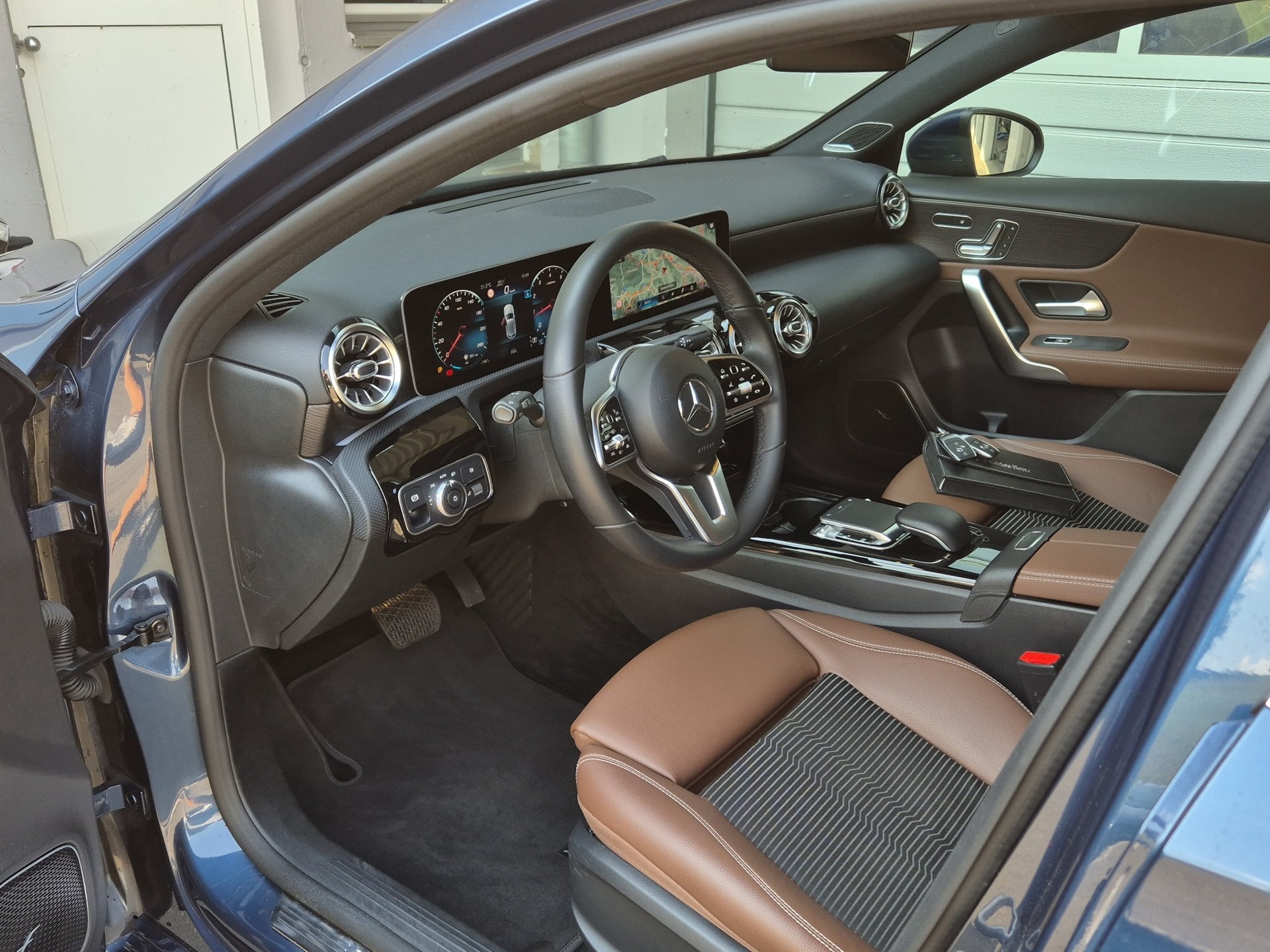 MERCEDES-BENZ A 200 Progressive 7G-DCT-image-9