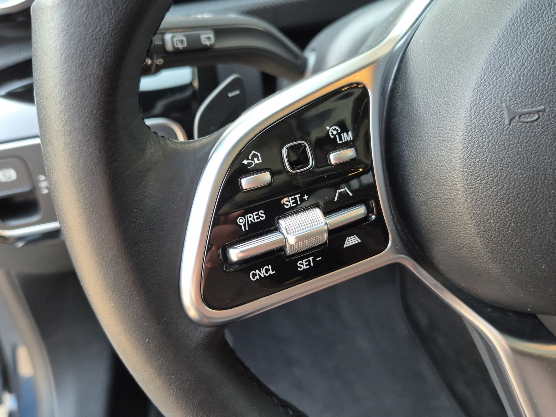 MERCEDES-BENZ A 200 Progressive 7G-DCT-image-13