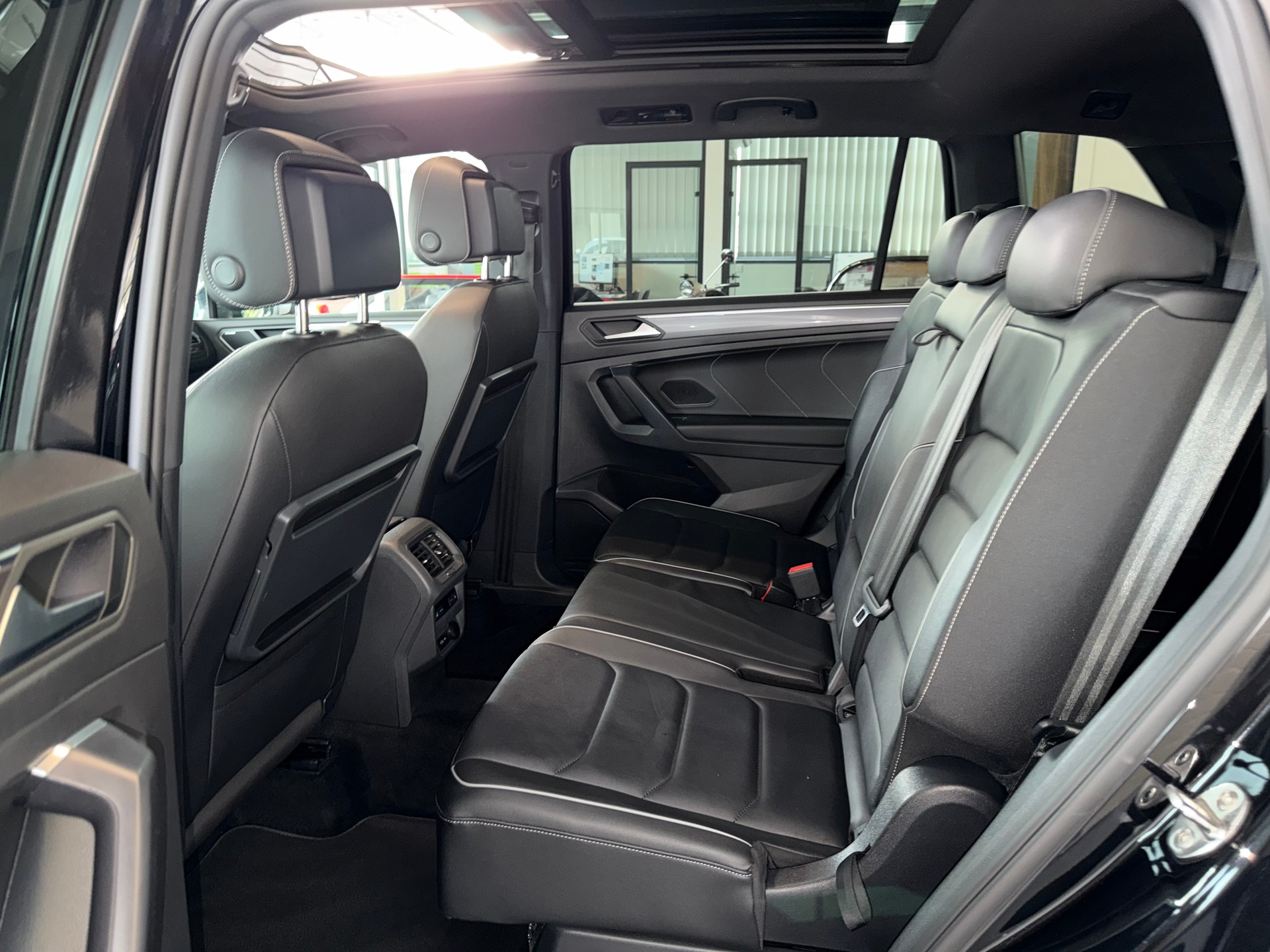 VW Tiguan Allspace 2.0 TDI SCR Highline R-LINE SPORT 00 PS 4X4 4MotionDSG-image-11