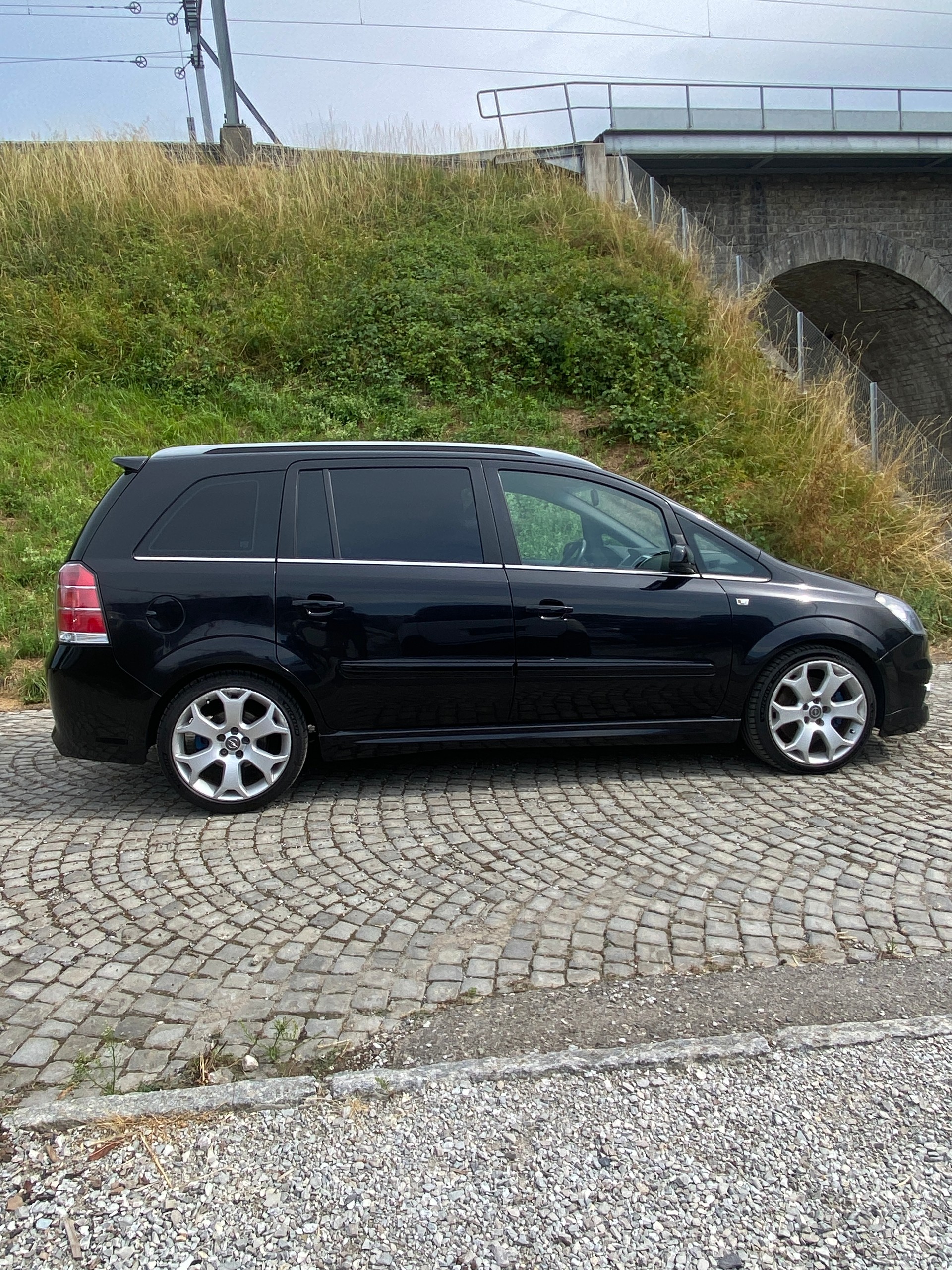 OPEL Zafira 2.0i 16V Turbo OPC-image-1