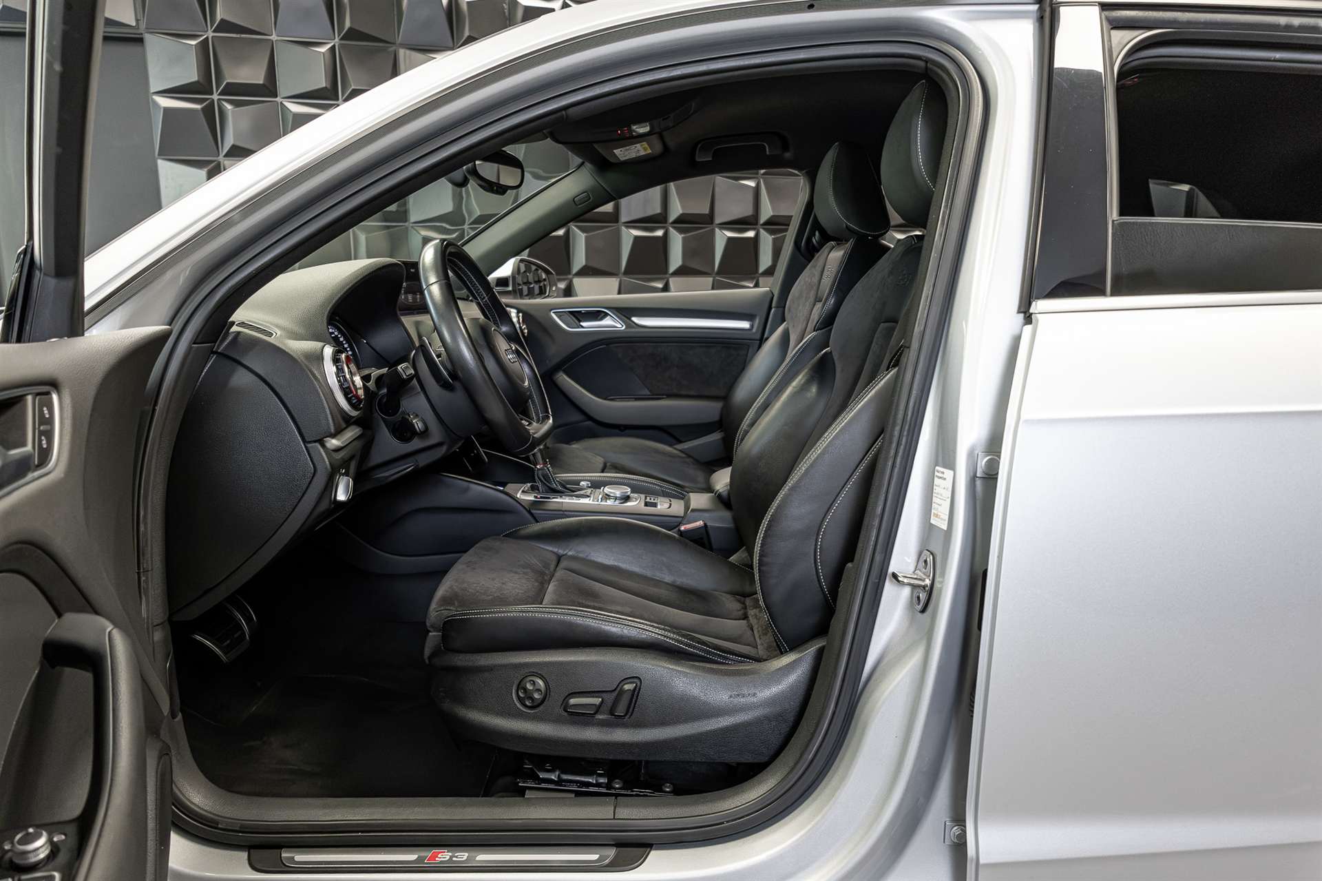 AUDI S3 Sportback 2.0 TFSI quattro S-tronic-image-11