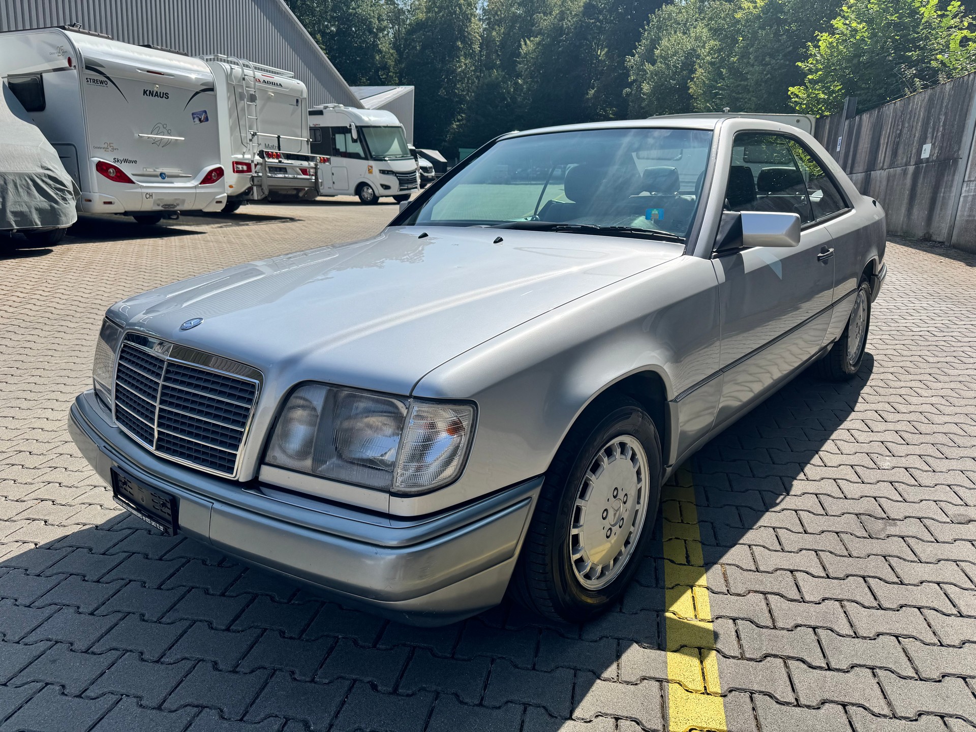MERCEDES-BENZ E 220-image-0