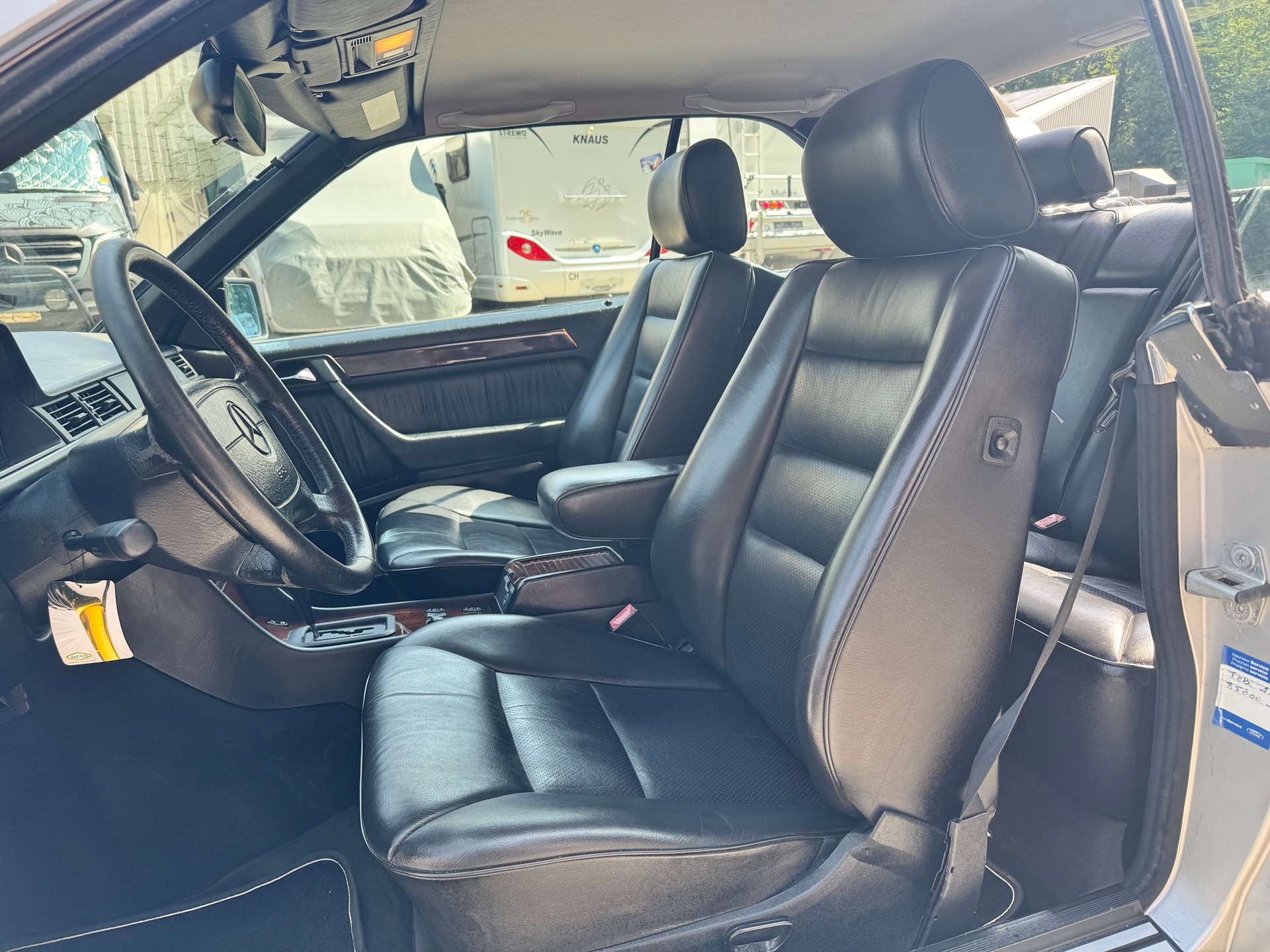 MERCEDES-BENZ E 220-image-10
