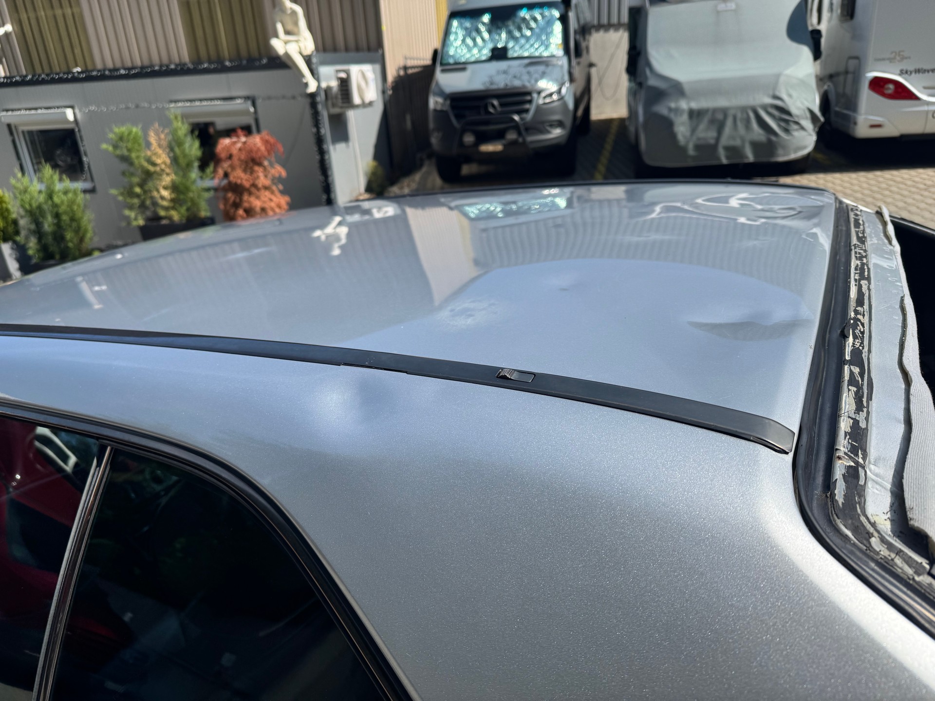 MERCEDES-BENZ E 220-image-9