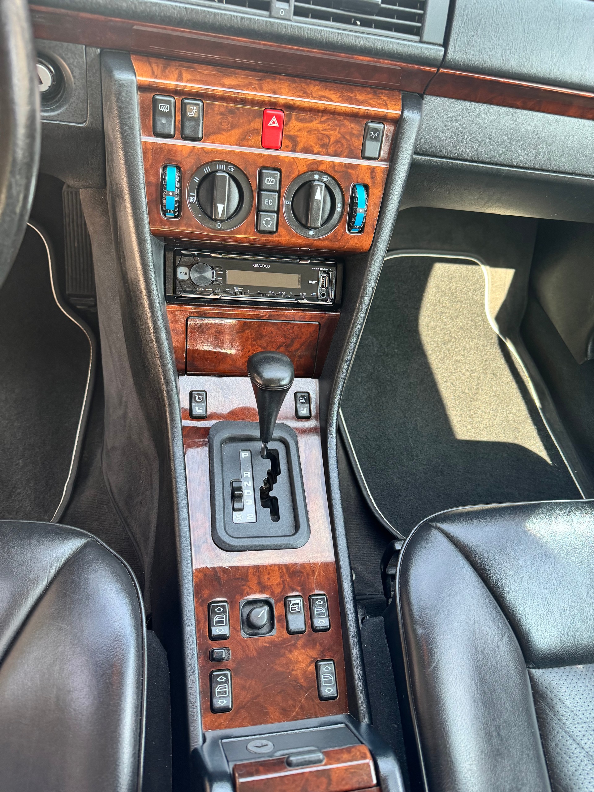MERCEDES-BENZ E 220-image-13