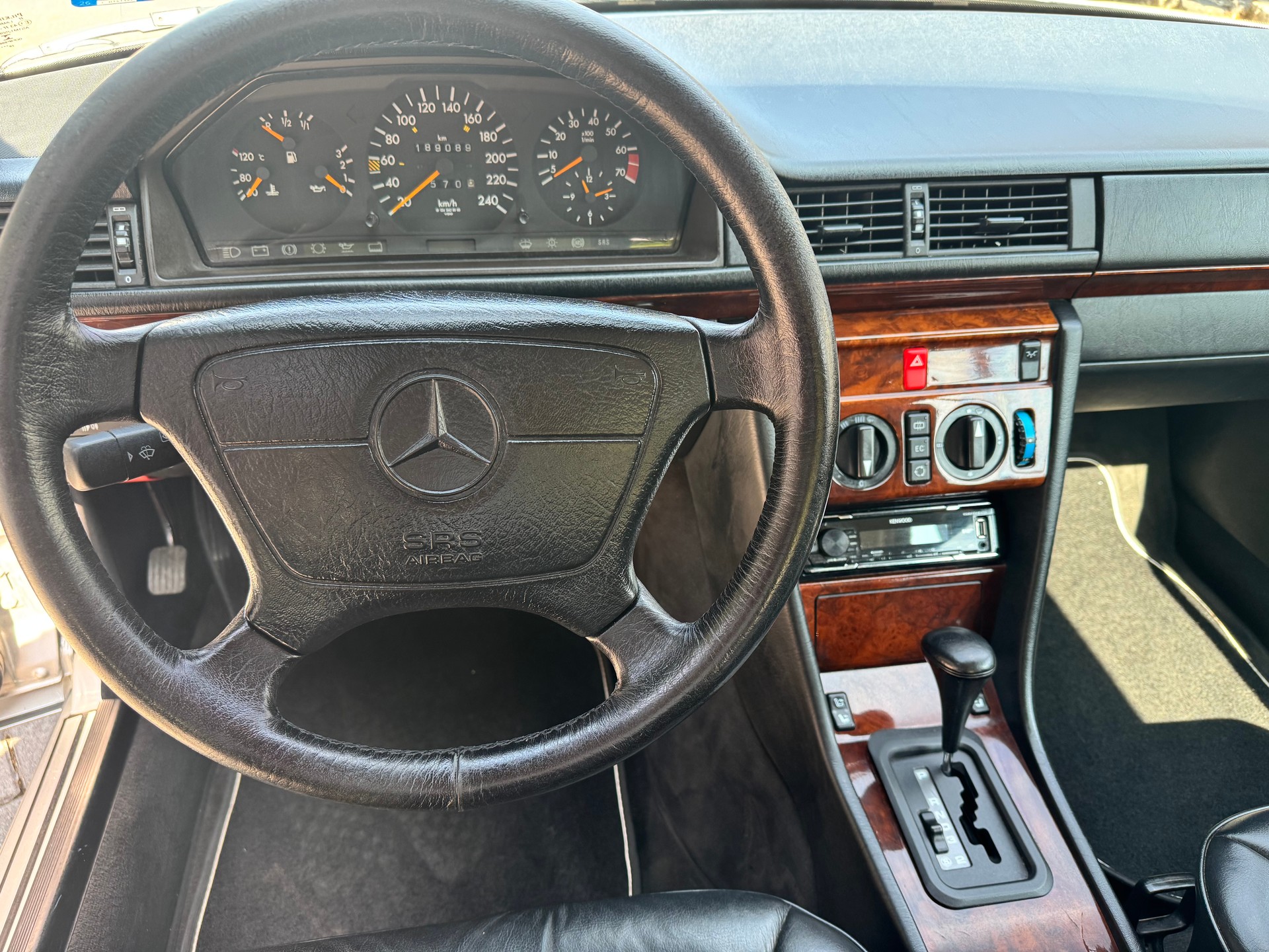 MERCEDES-BENZ E 220-image-12