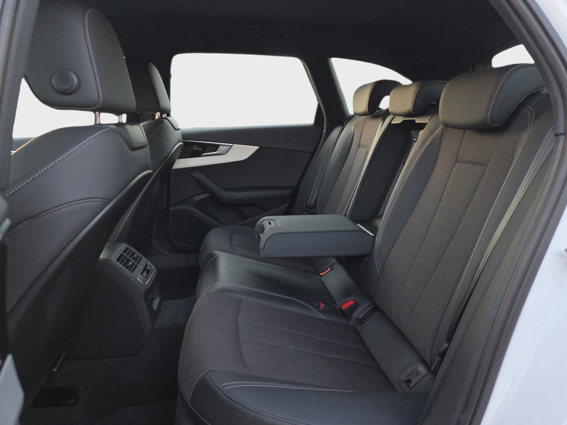 AUDI A4 Avant 40 TFSI S line S-tronic quattro-image-10