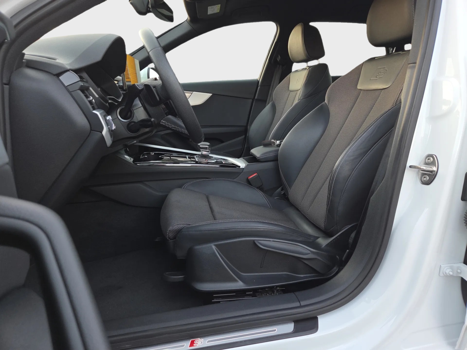 AUDI A4 Avant 40 TFSI S line S-tronic quattro-image-9