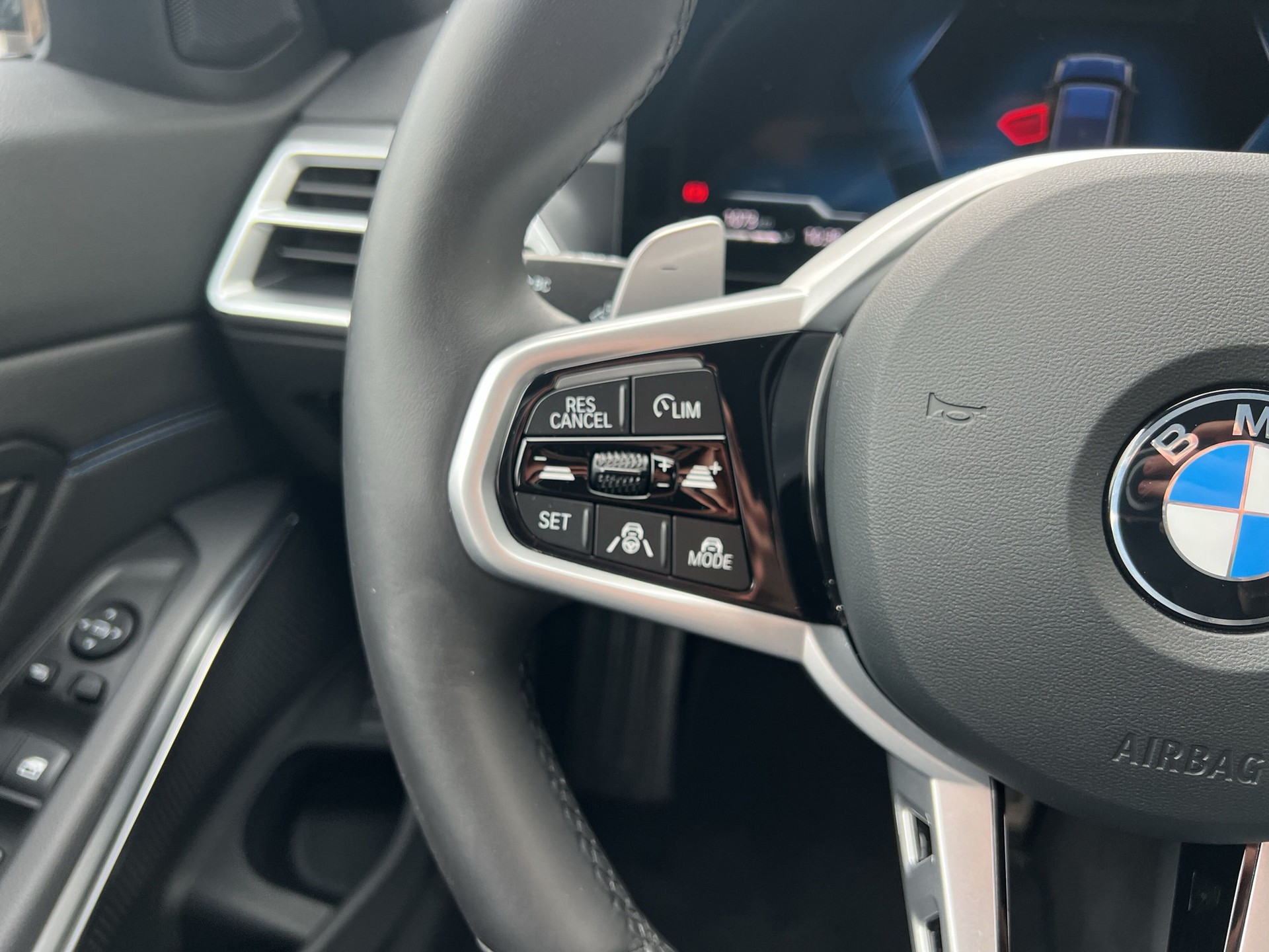 BMW 320d xDrive 48V Touring Steptronic M Sport-image-14