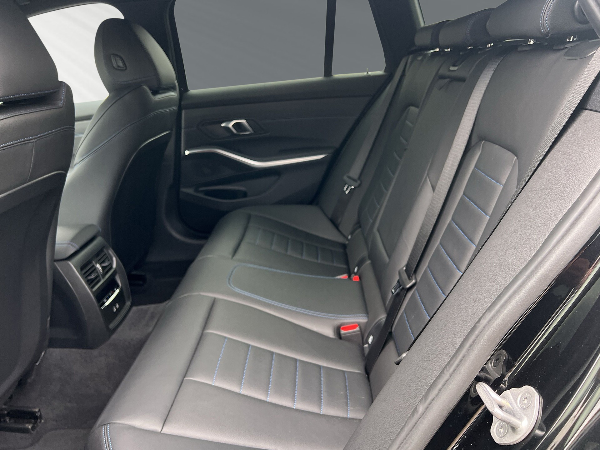 BMW 320d xDrive 48V Touring Steptronic M Sport-image-6