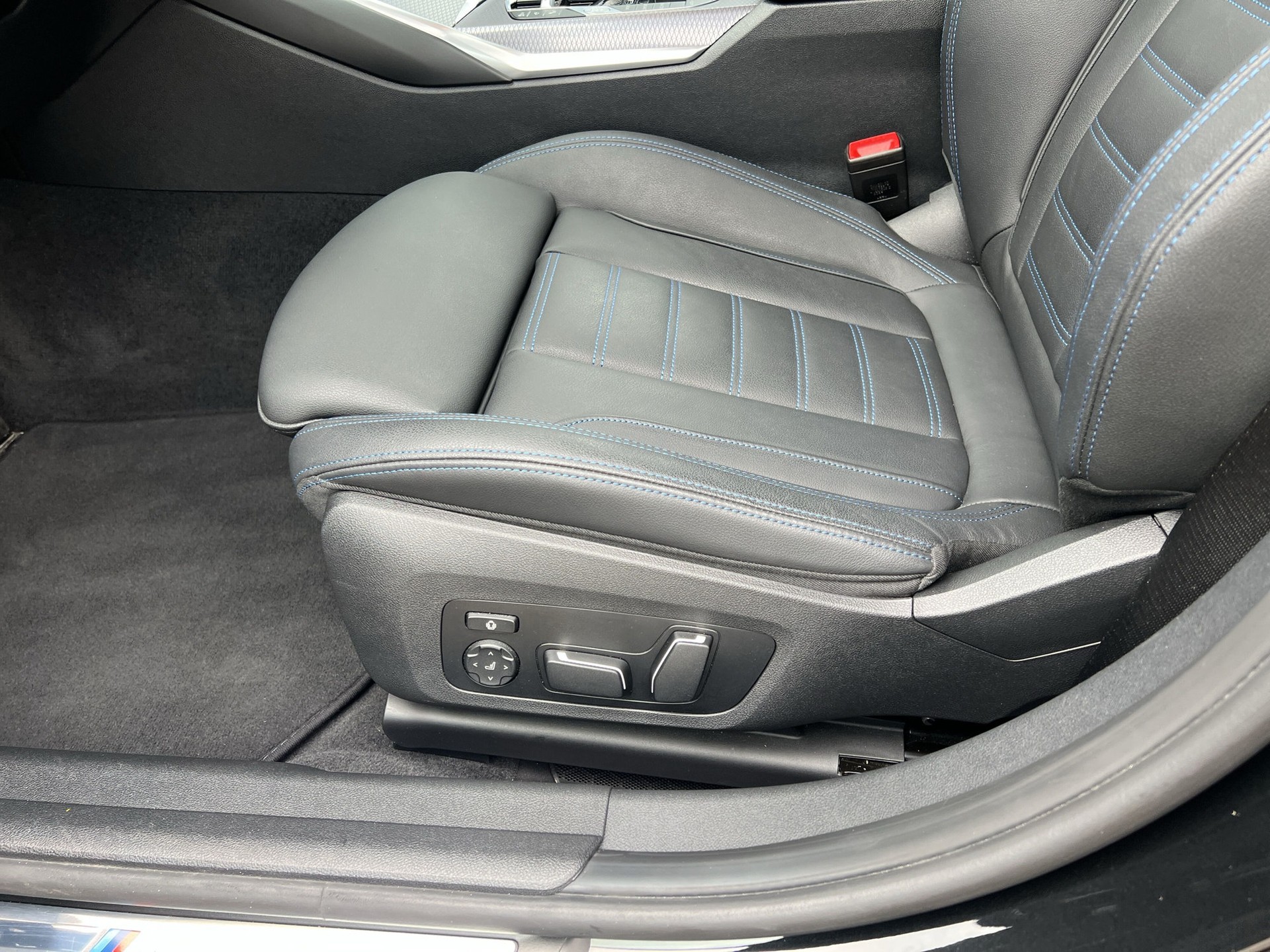 BMW 320d xDrive 48V Touring Steptronic M Sport-image-18