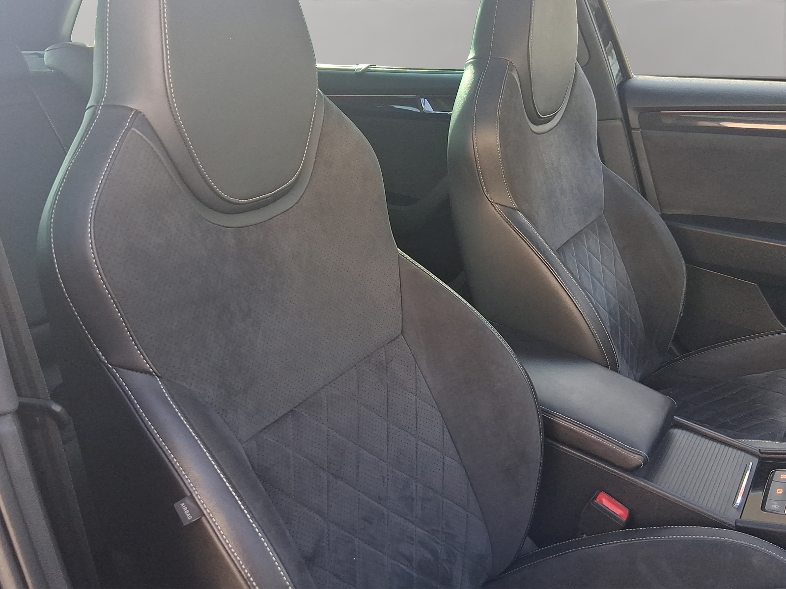 SKODA Superb Combi 2.0 TDi SportLine+ 4x4 DSG-image-17