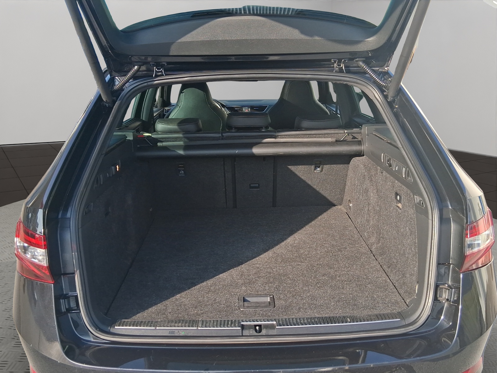 SKODA Superb Combi 2.0 TDi SportLine+ 4x4 DSG-image-18