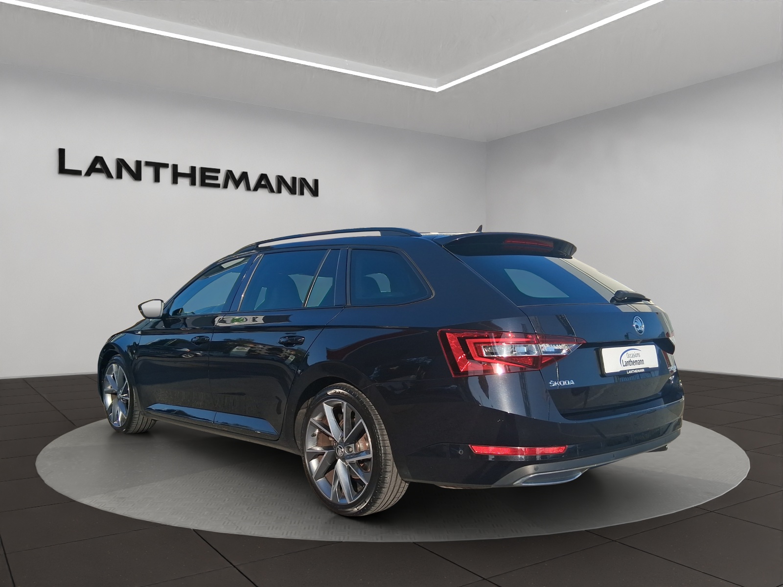 SKODA Superb Combi 2.0 TDi SportLine+ 4x4 DSG-image-2