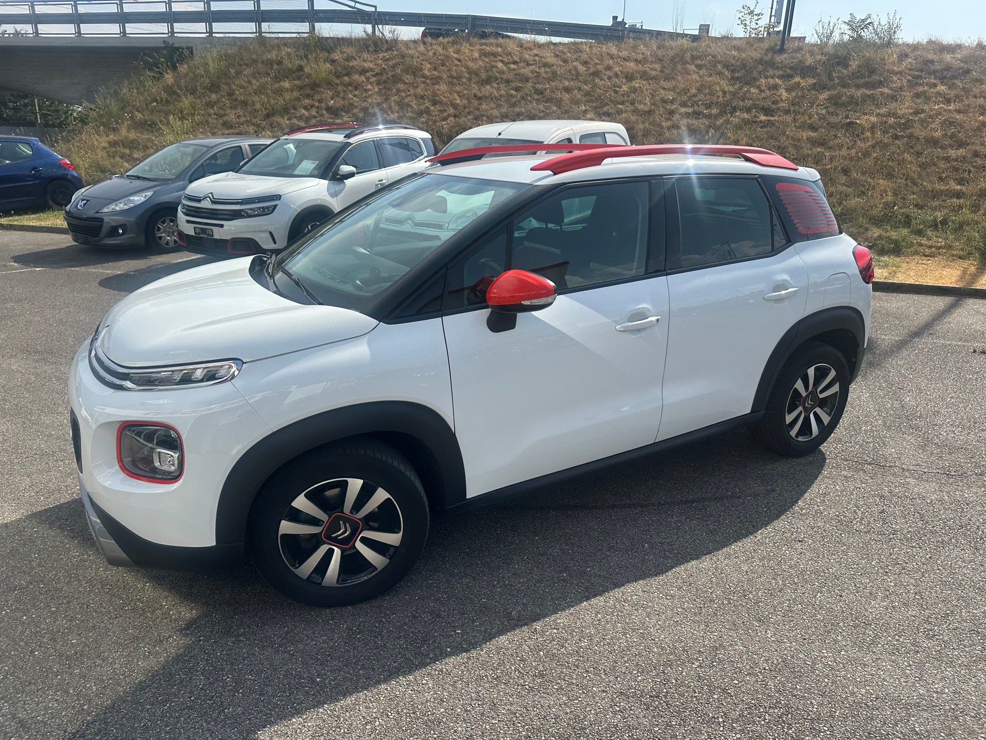 CITROEN C3 Aircross 1.2i PureTech Shine EAT-image-1