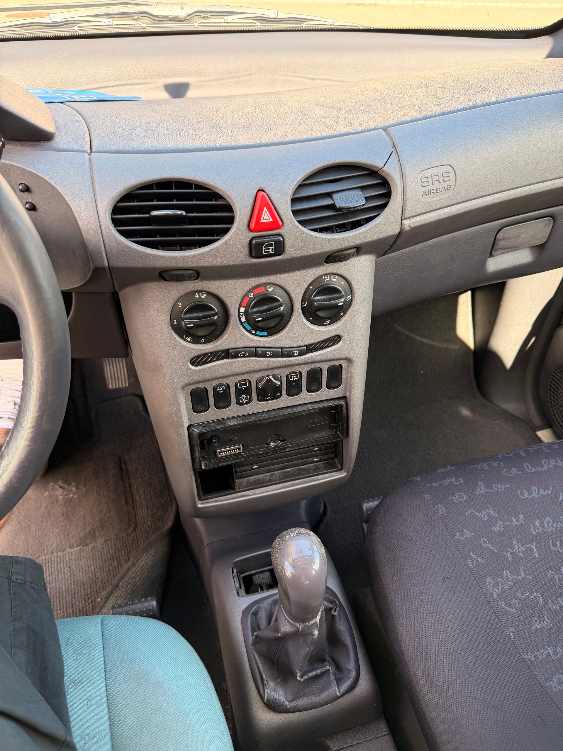 MERCEDES-BENZ A 170 CDI Elégance-image-13