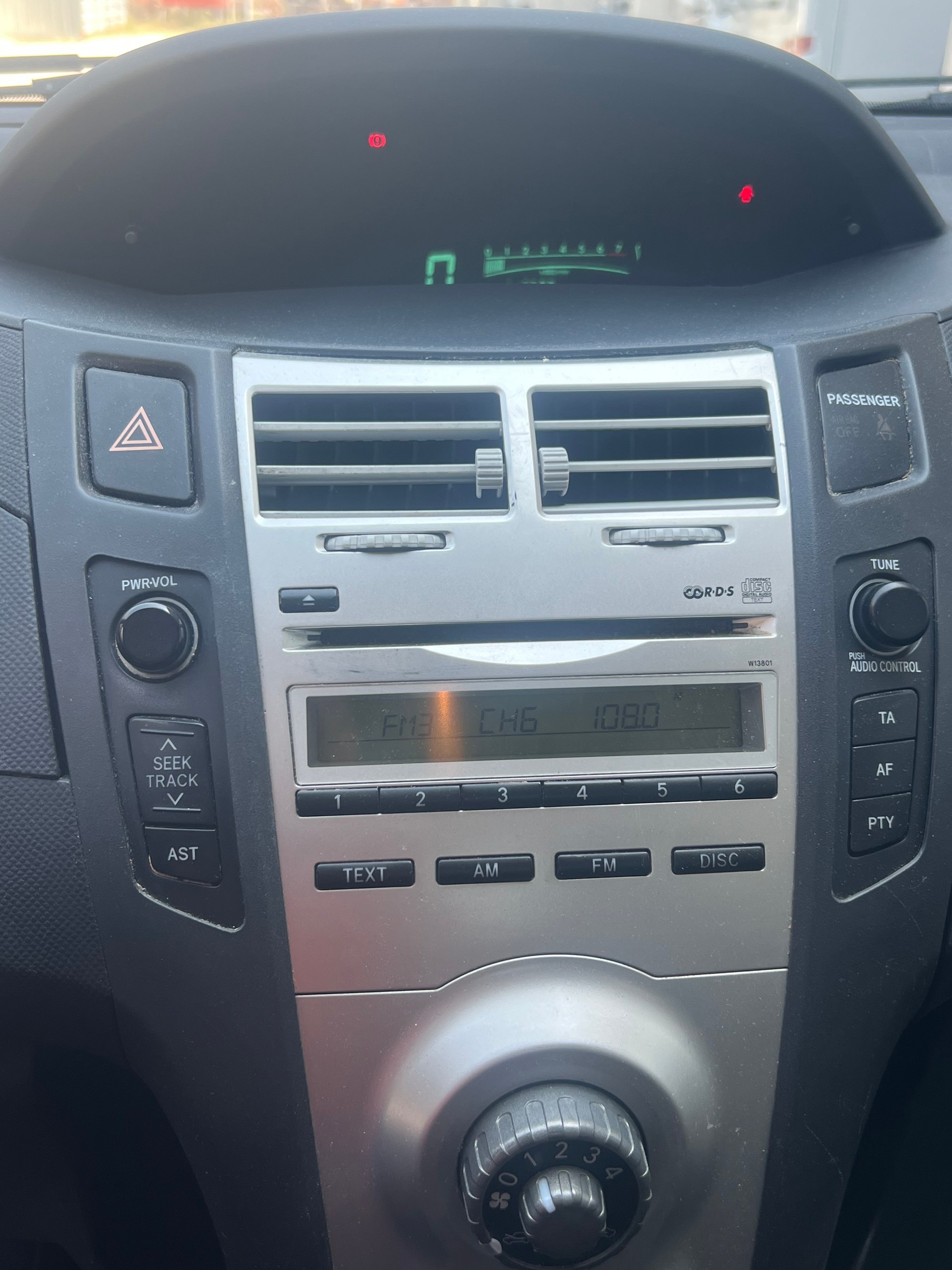 TOYOTA Yaris 1.3 Linea Luna-image-9