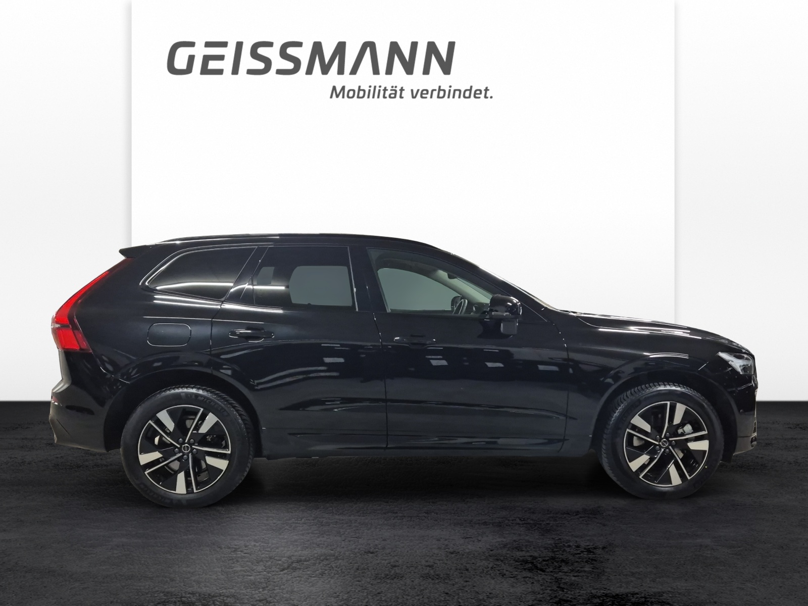 VOLVO XC60 2.0 T6 TE Plus Dark eAWD-showroom-element-3