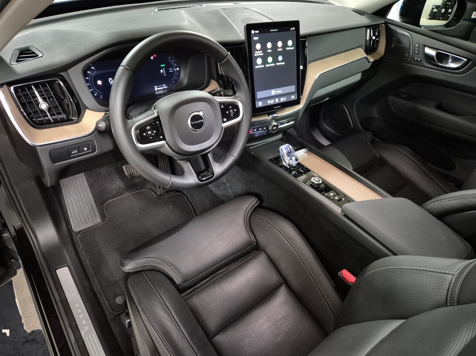 VOLVO XC60 2.0 T6 TE Plus Dark eAWD-image-8