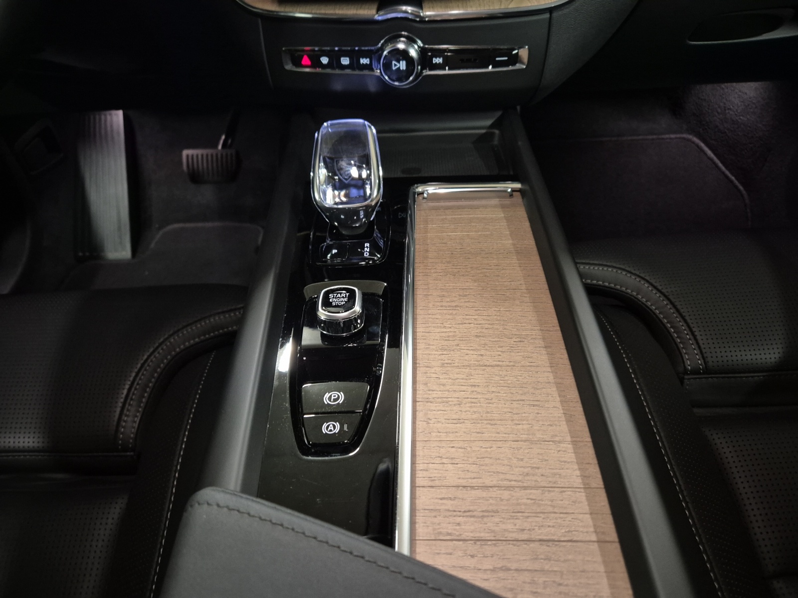 VOLVO XC60 2.0 T6 TE Plus Dark eAWD-image-14