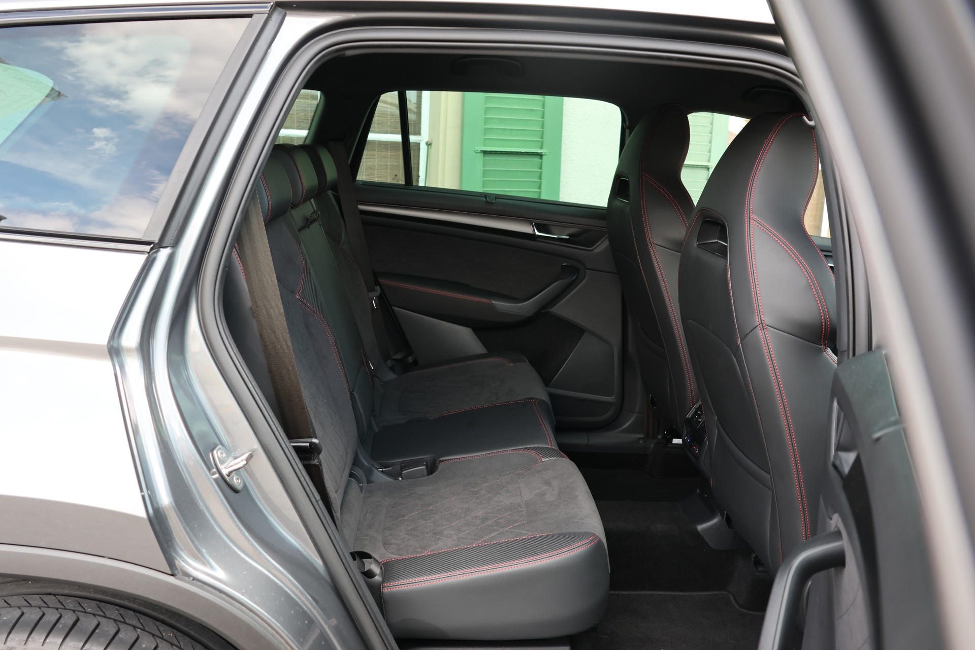 SKODA Kodiaq 2.0 TSI 4x4 RS (CH)-image-12