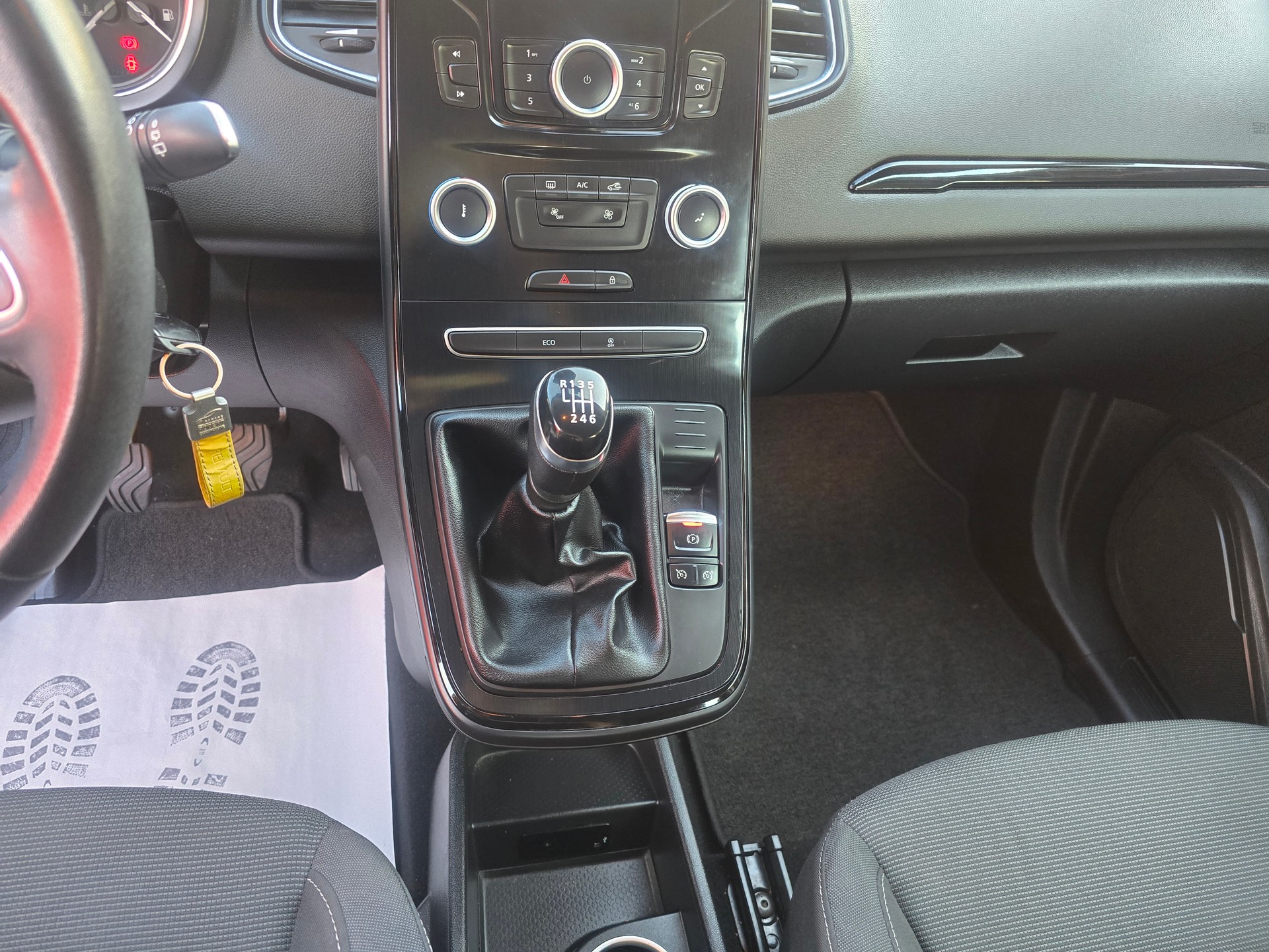 RENAULT Scénic 1.2 16V Turbo Life-image-16