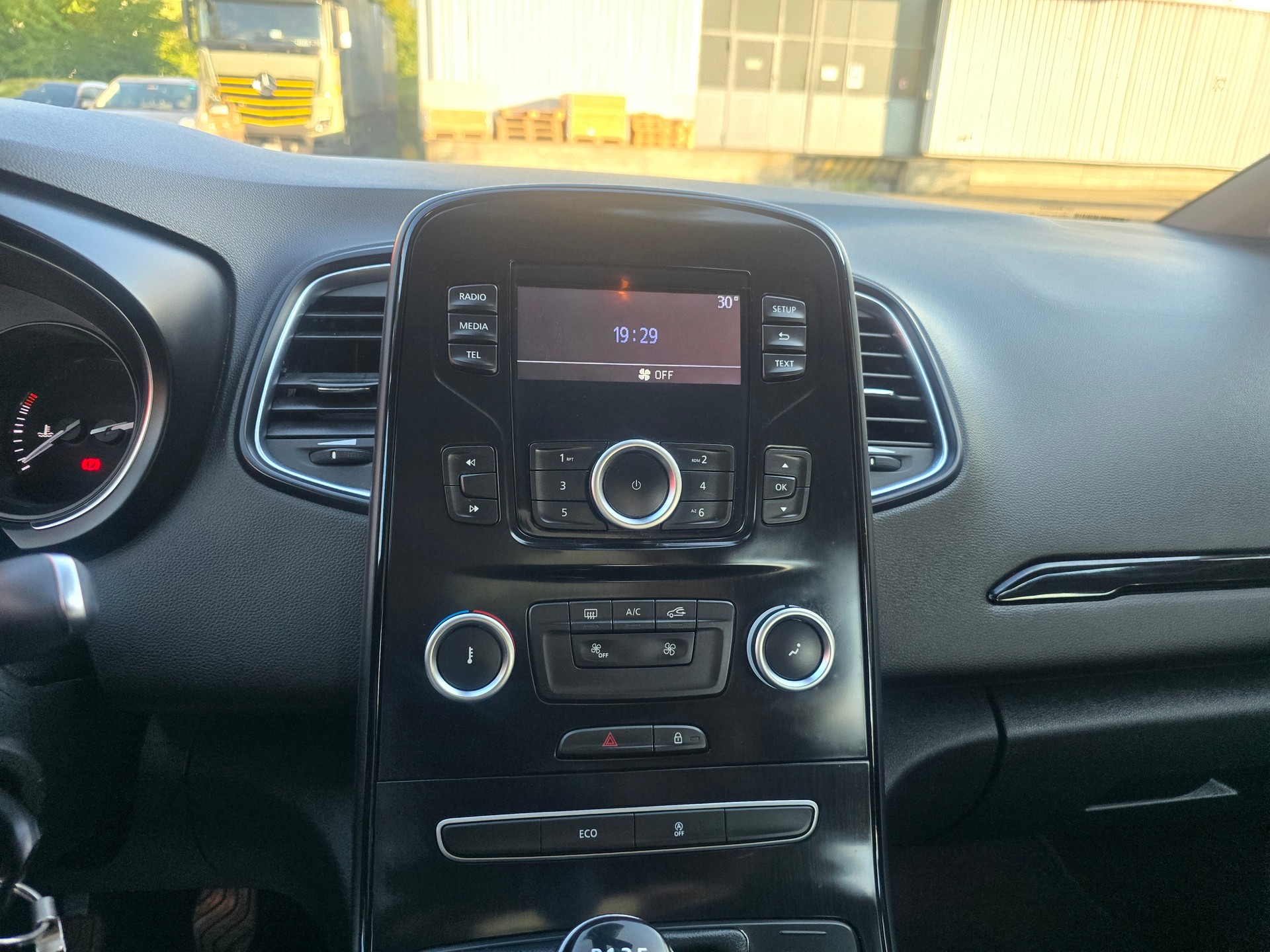 RENAULT Scénic 1.2 16V Turbo Life-image-17