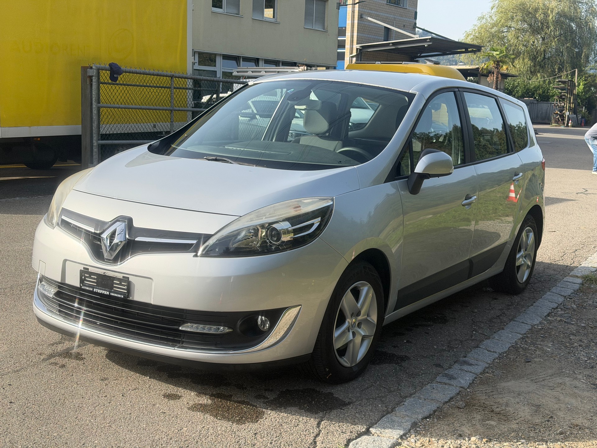 RENAULT Grand Scénic 1.2 16V Turbo Swiss Edition-image-1