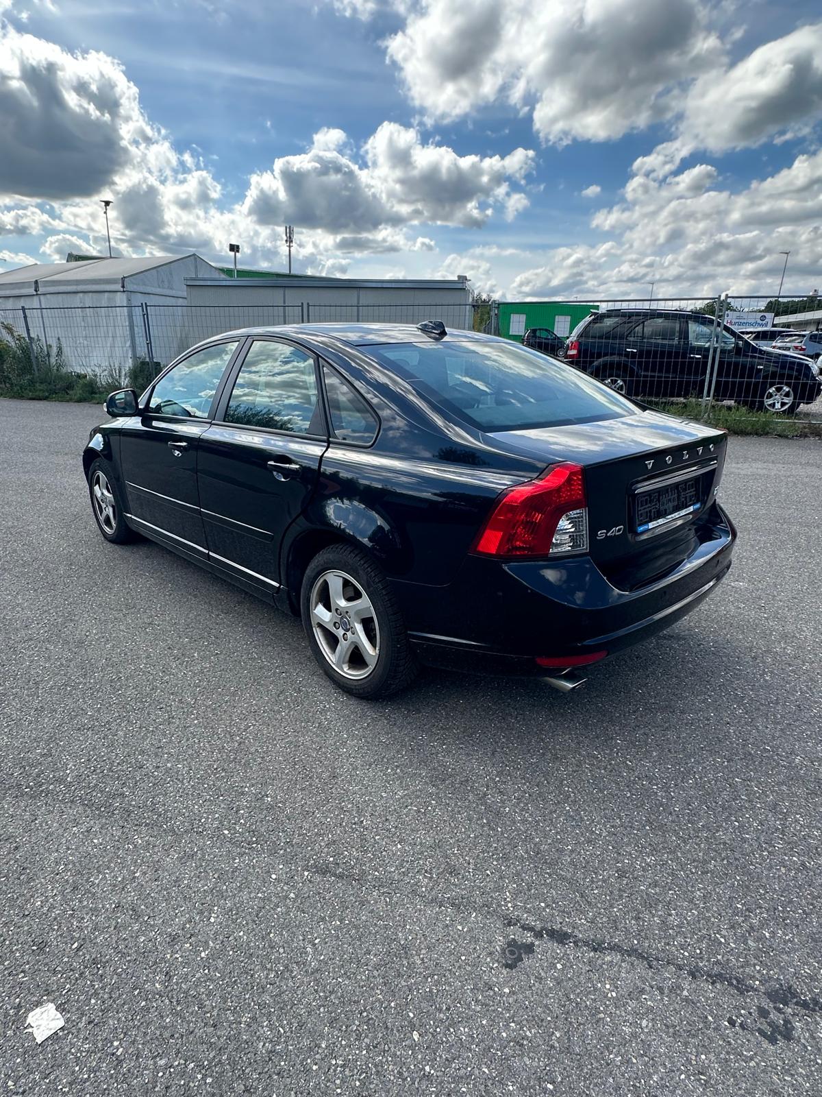 VOLVO S40-image-8
