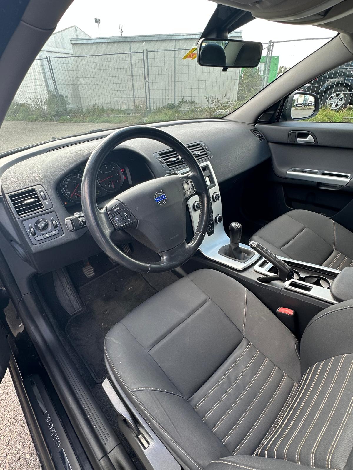 VOLVO S40-image-9
