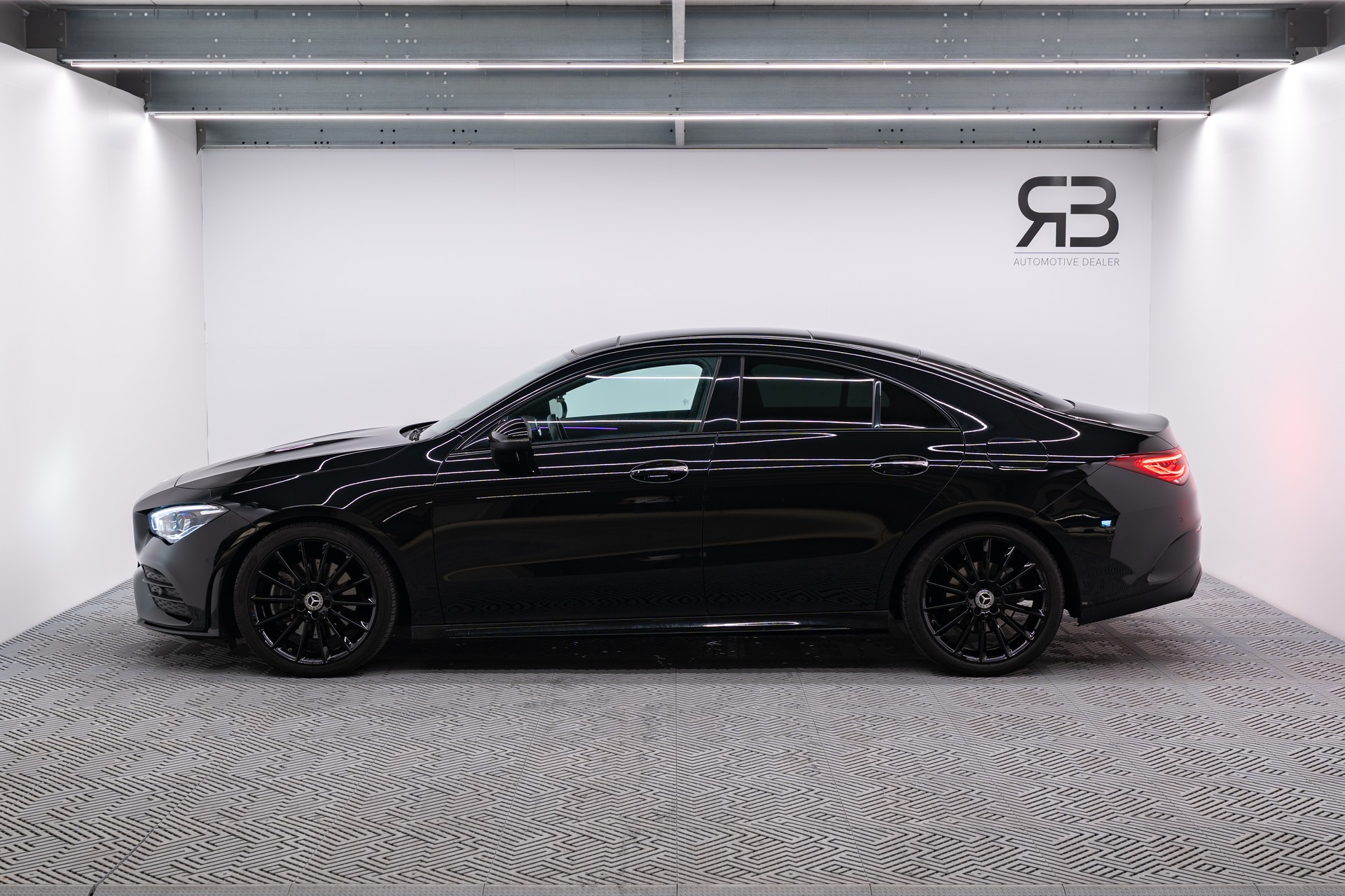 MERCEDES-BENZ CLA 200 AMG Line 7G-DCT-image-2