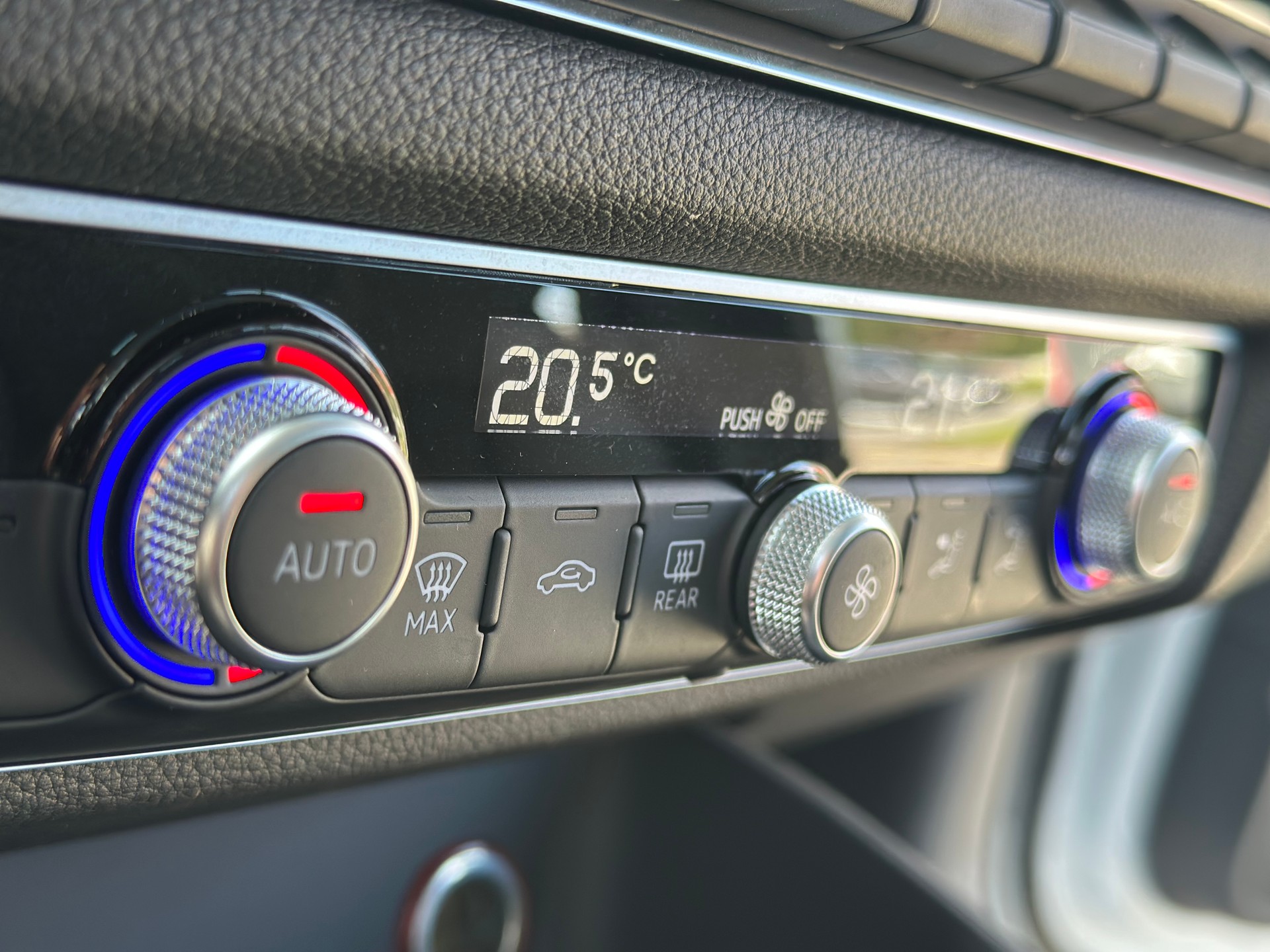 AUDI A3 Sportback 1.4 e-tron Ambition S-tronic-image-14