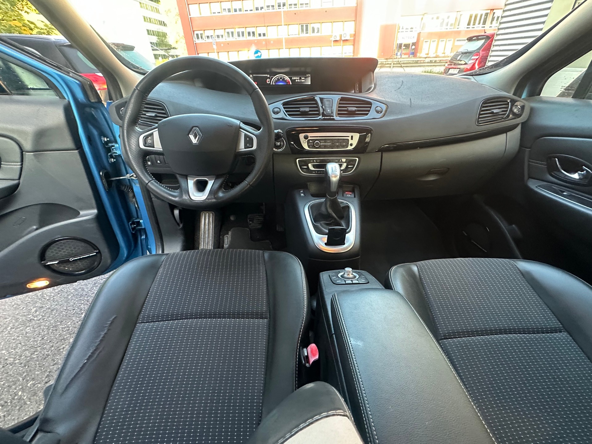 RENAULT Scénic 2.0 16V Dynamique X-Tronic CVT-image-11