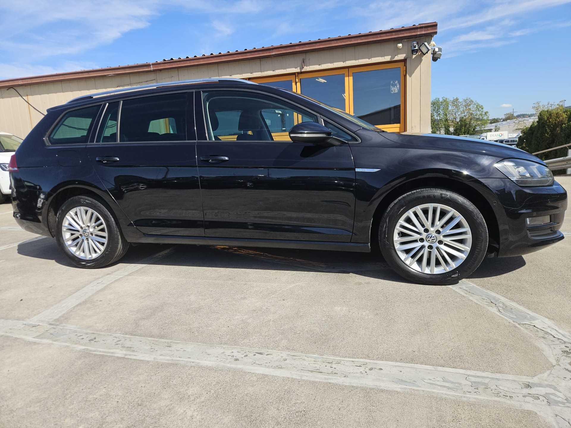 VW Golf Variant 2.0 TDI Cup 4Motion-image-4