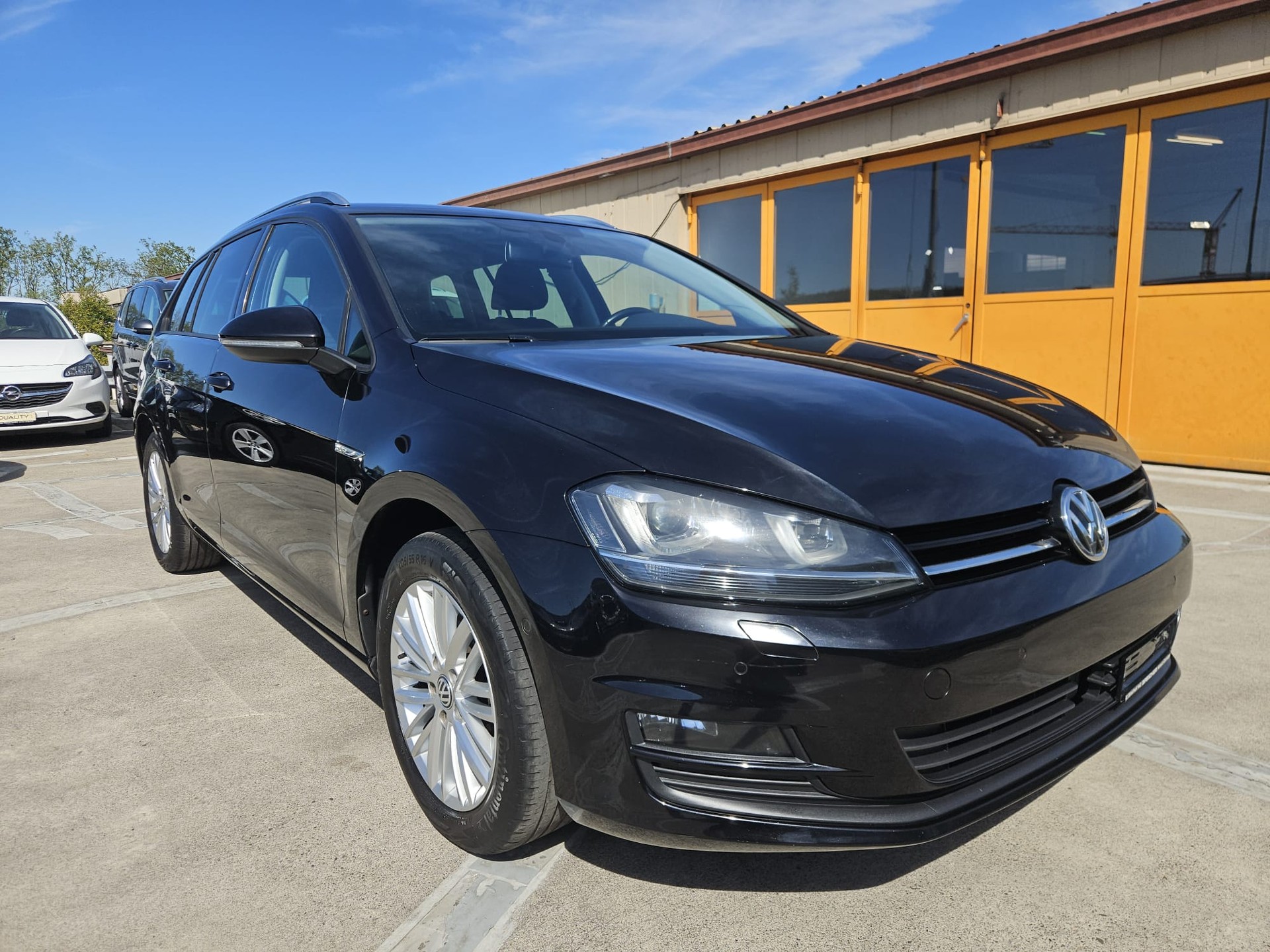 VW Golf Variant 2.0 TDI Cup 4Motion-image-5