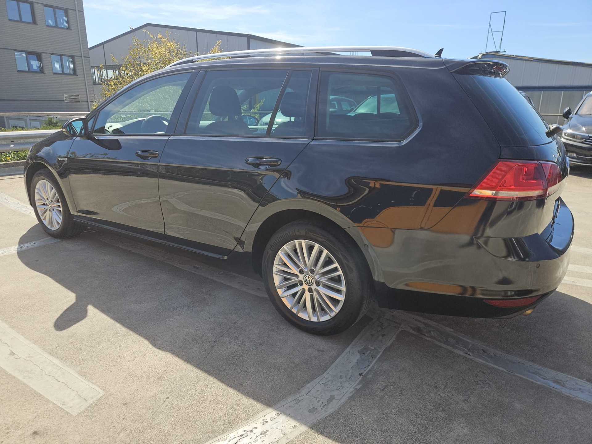 VW Golf Variant 2.0 TDI Cup 4Motion-image-1