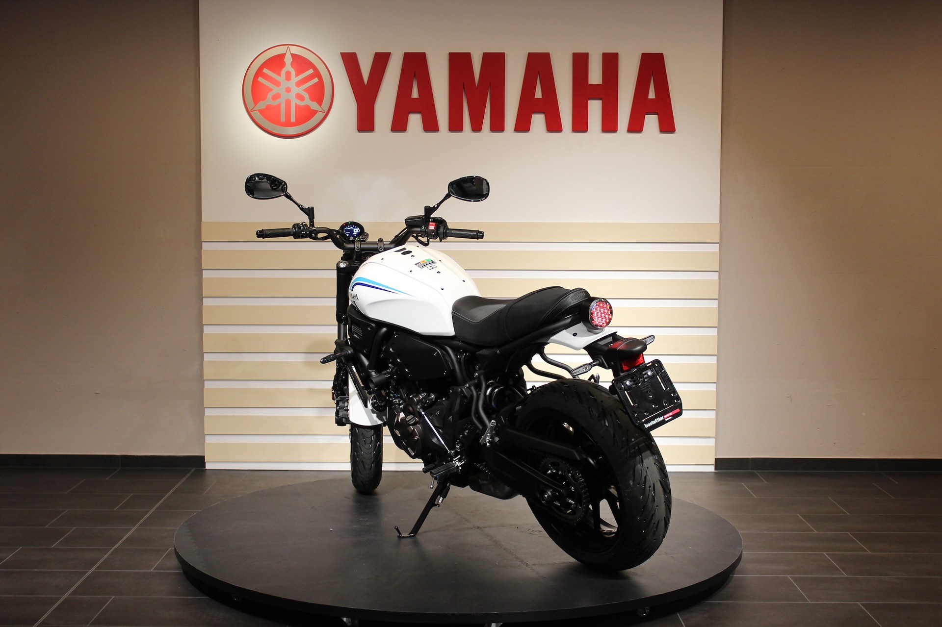YAMAHA XSR 700-showroom-element-3