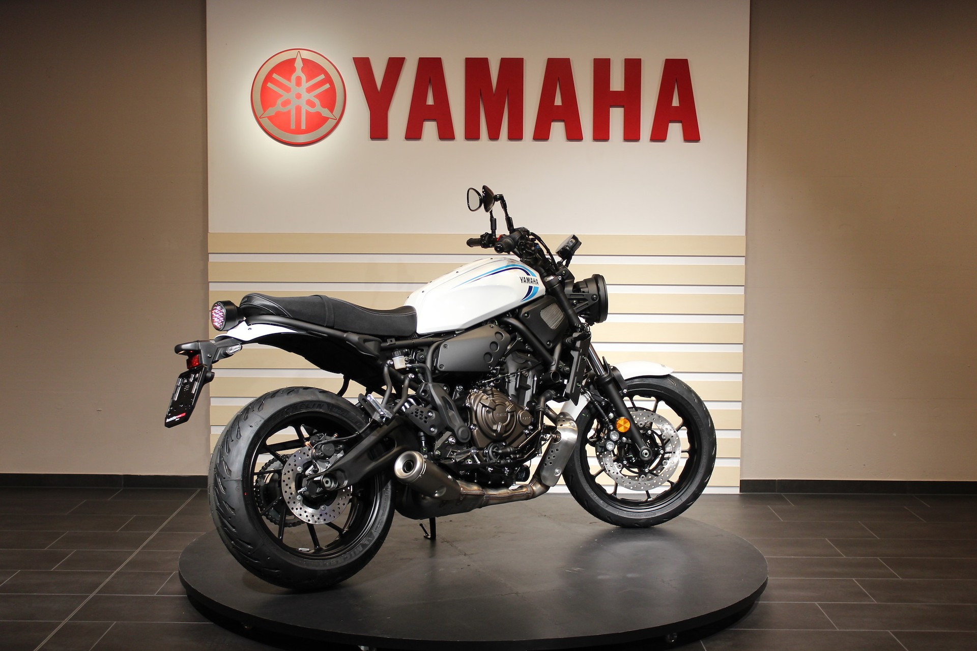 YAMAHA XSR 700-showroom-element-1