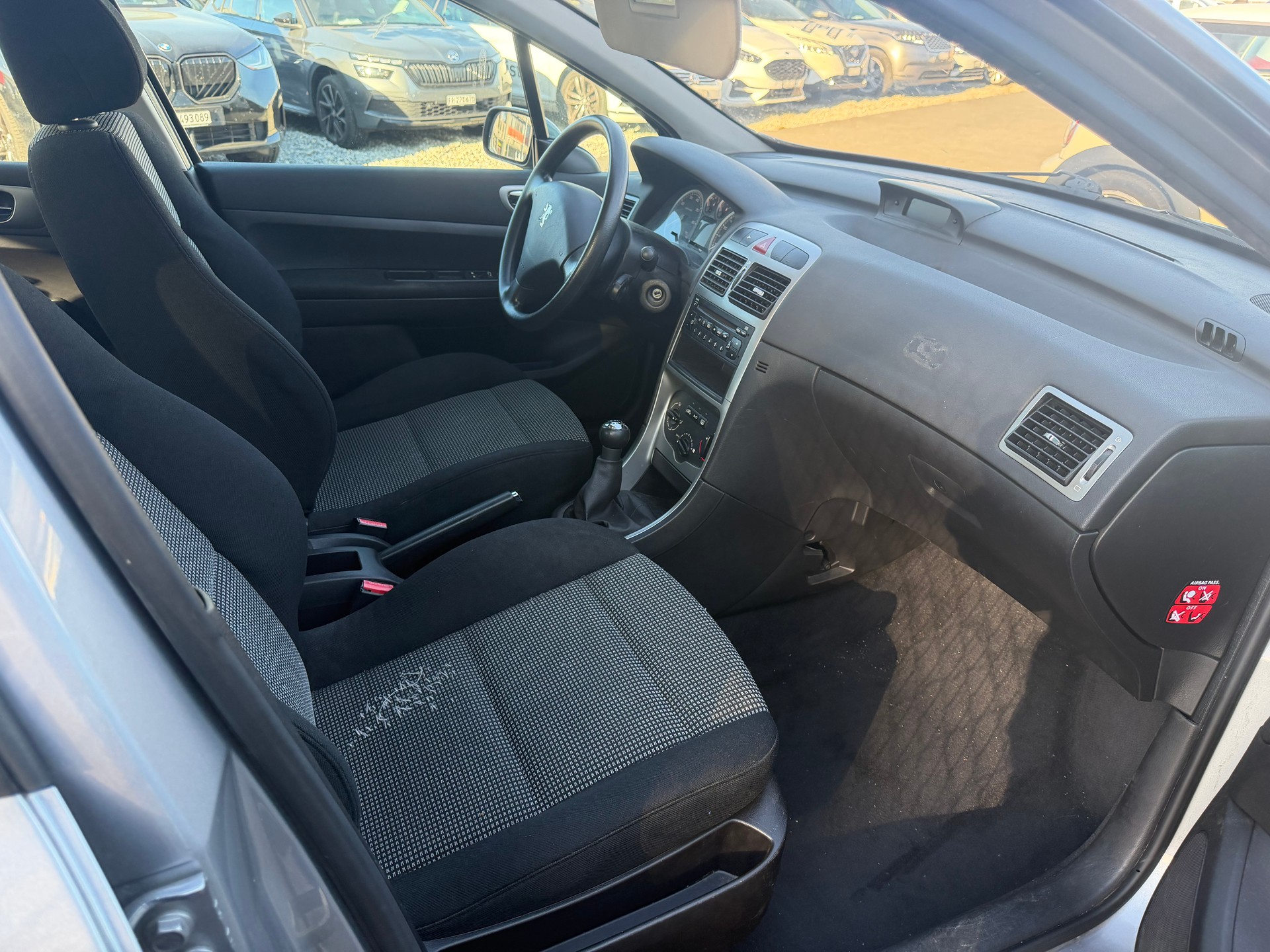 PEUGEOT 307 1.4 16V XR-image-8