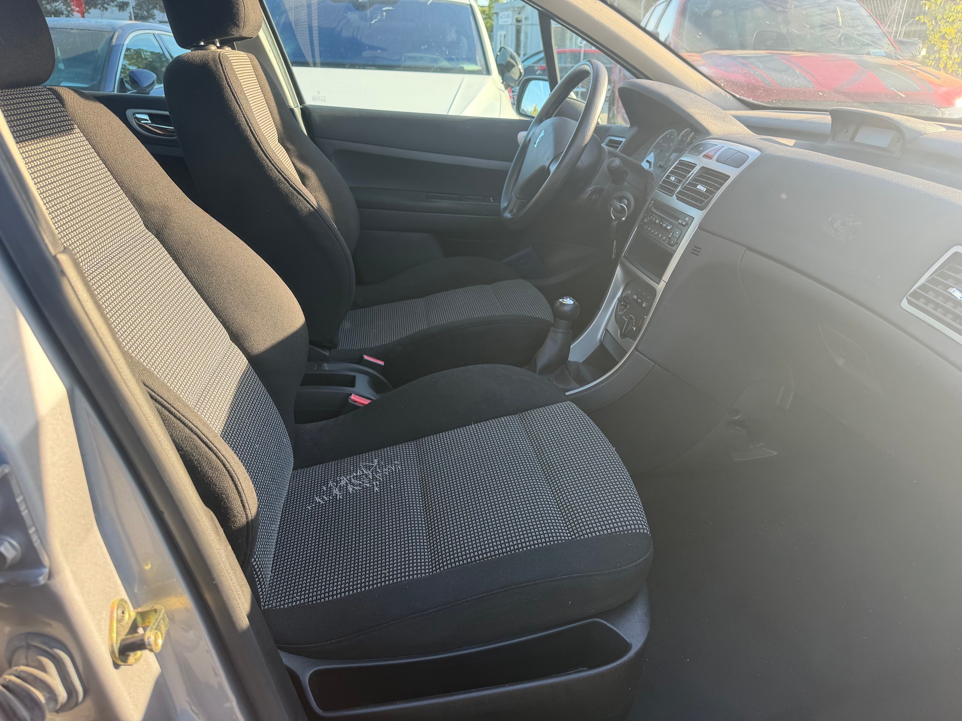PEUGEOT 307 1.4 16V XR-image-6