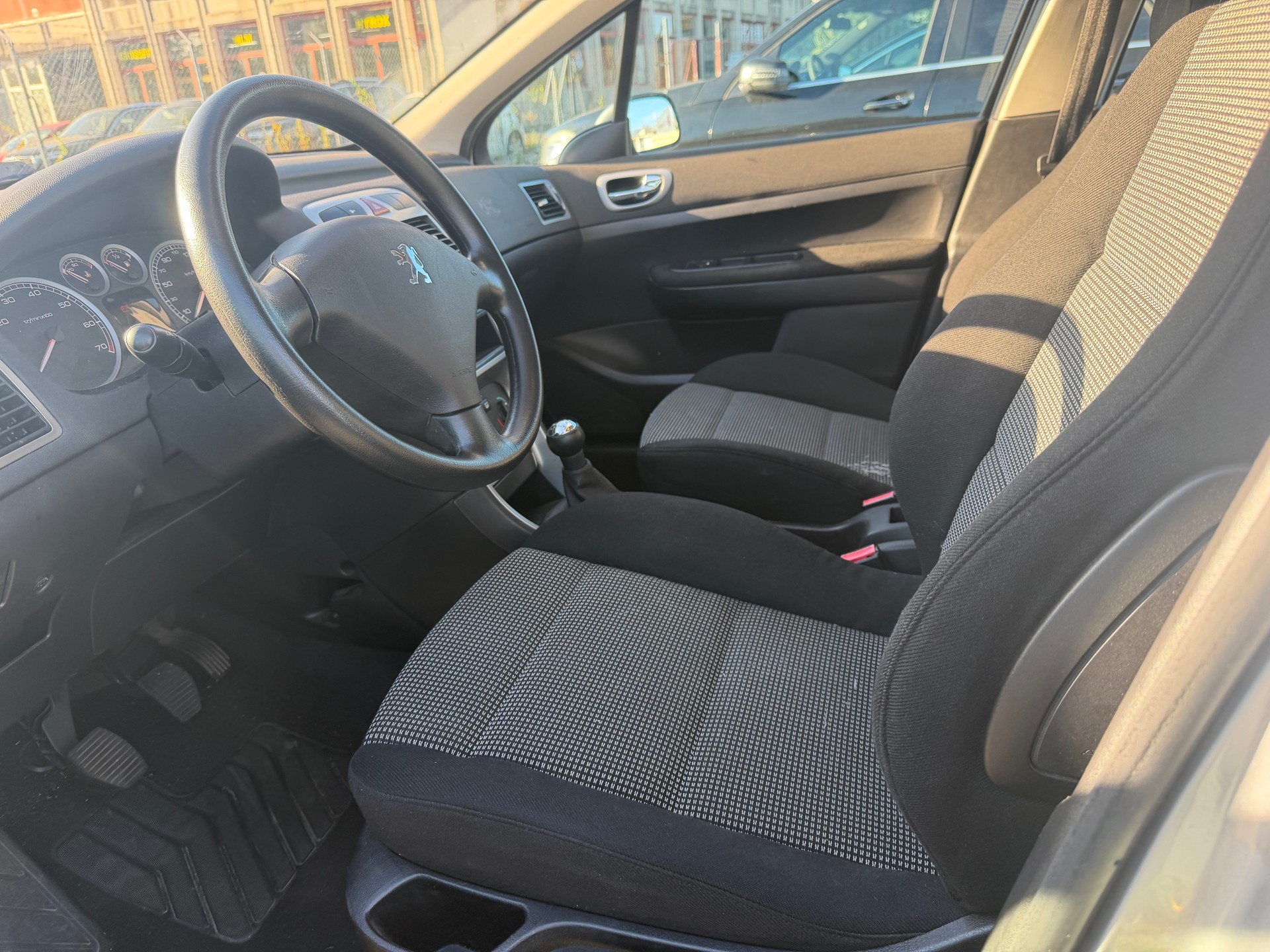 PEUGEOT 307 1.4 16V XR-image-5