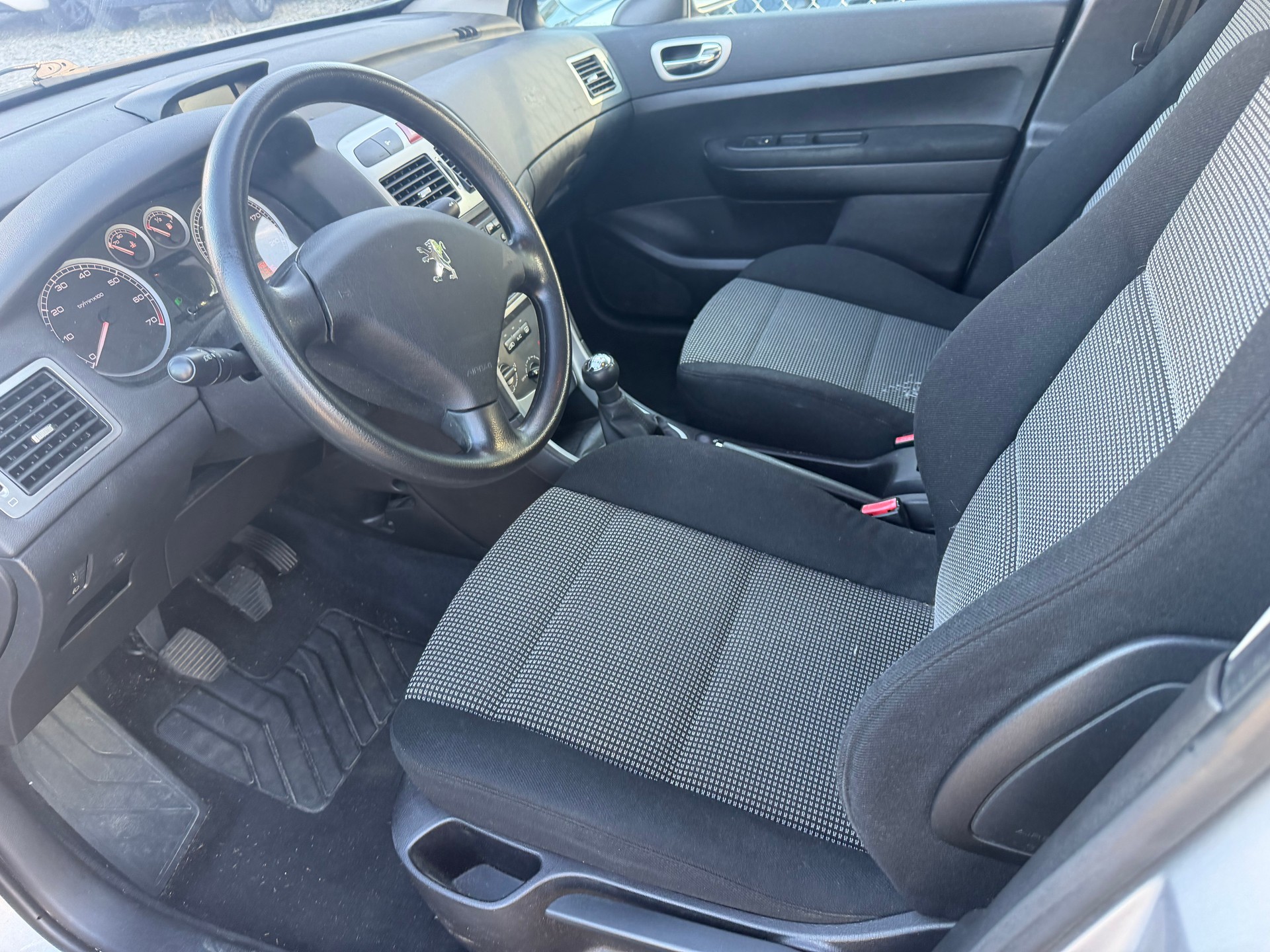 PEUGEOT 307 1.4 16V XR-image-9