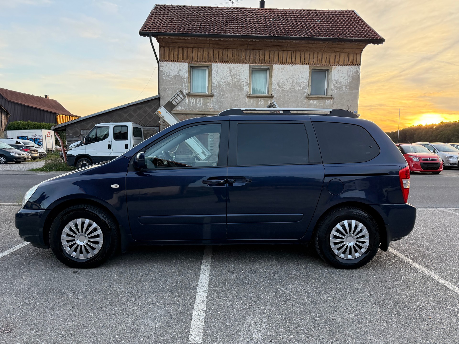 KIA Carnival 2.9 CRDi Trend-image-2