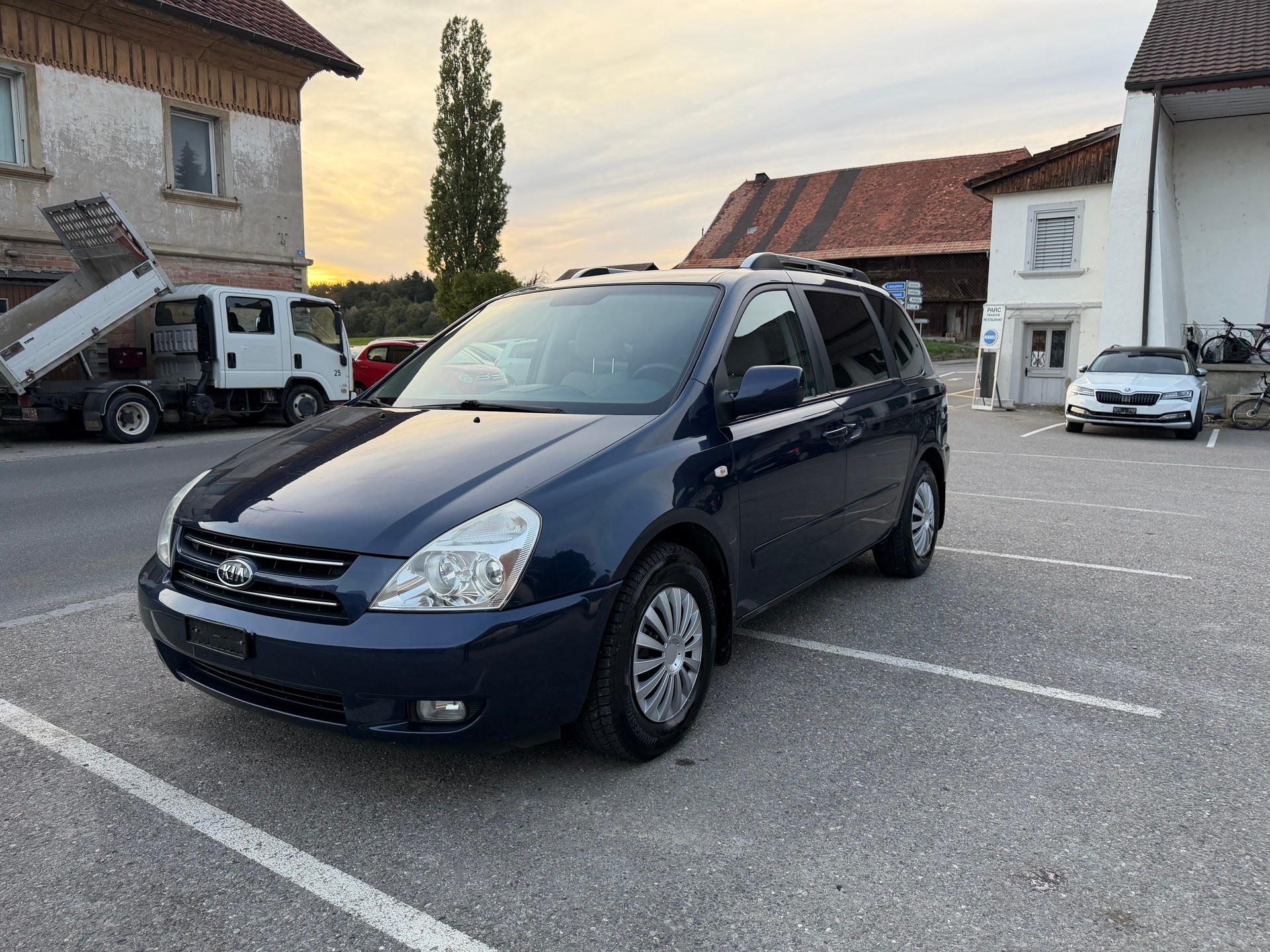 KIA Carnival 2.9 CRDi Trend-image-1