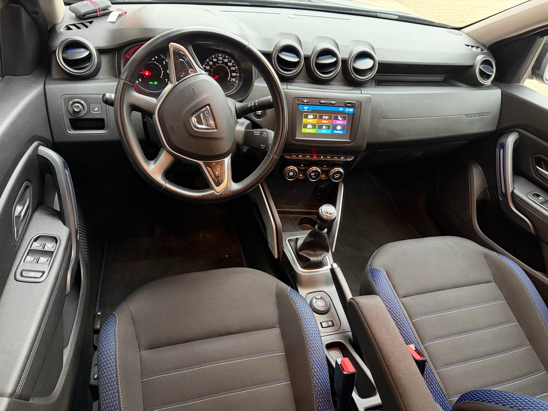 DACIA Duster TCe 150 Celebration 4x4-image-7
