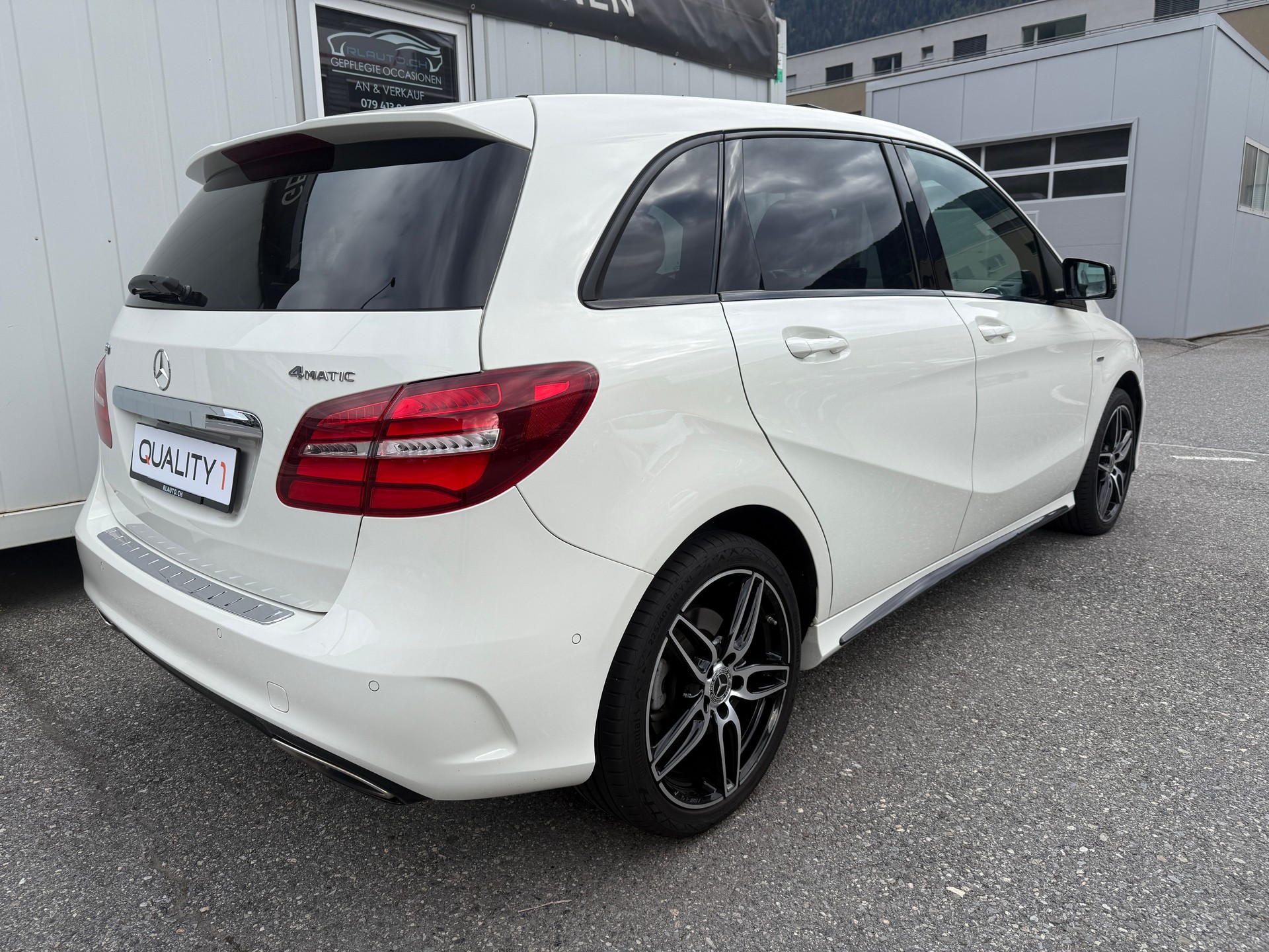 MERCEDES-BENZ B 220 AMG Line 4Matic 7G-DCT * SOMMER & WINTERRÄDER*-image-3