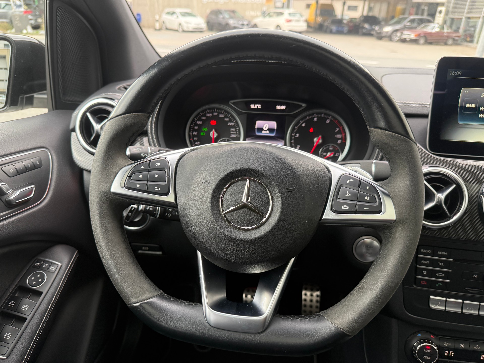 MERCEDES-BENZ B 220 AMG Line 4Matic 7G-DCT * SOMMER & WINTERRÄDER*-image-11