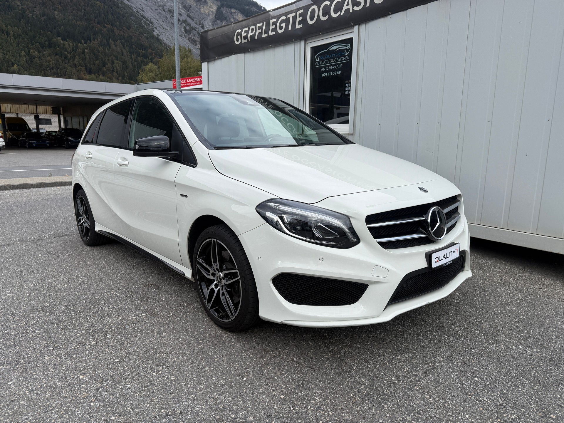 MERCEDES-BENZ B 220 AMG Line 4Matic 7G-DCT * SOMMER & WINTERRÄDER*-image-0