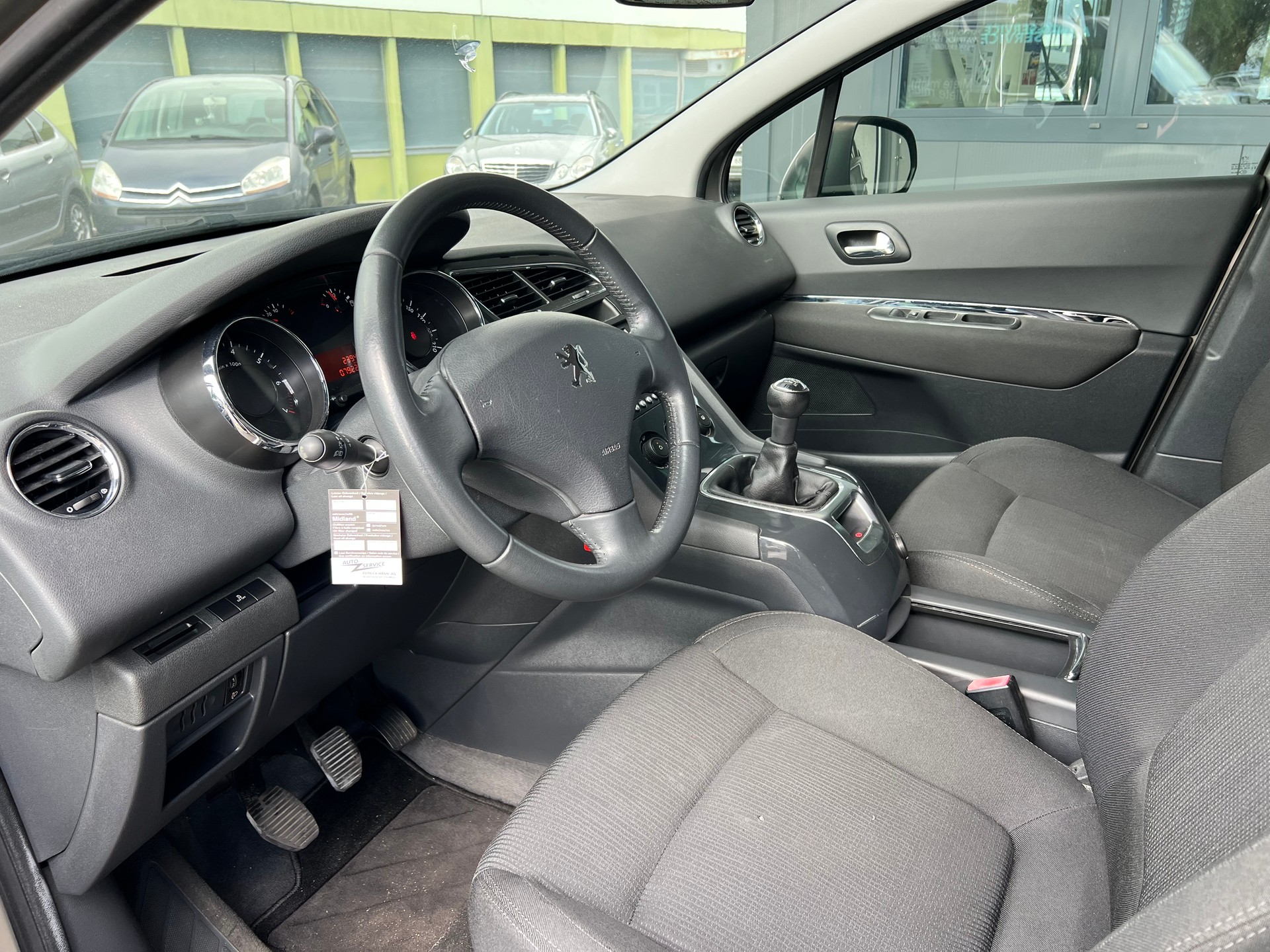 PEUGEOT 5008 1.6 VTI-image-8